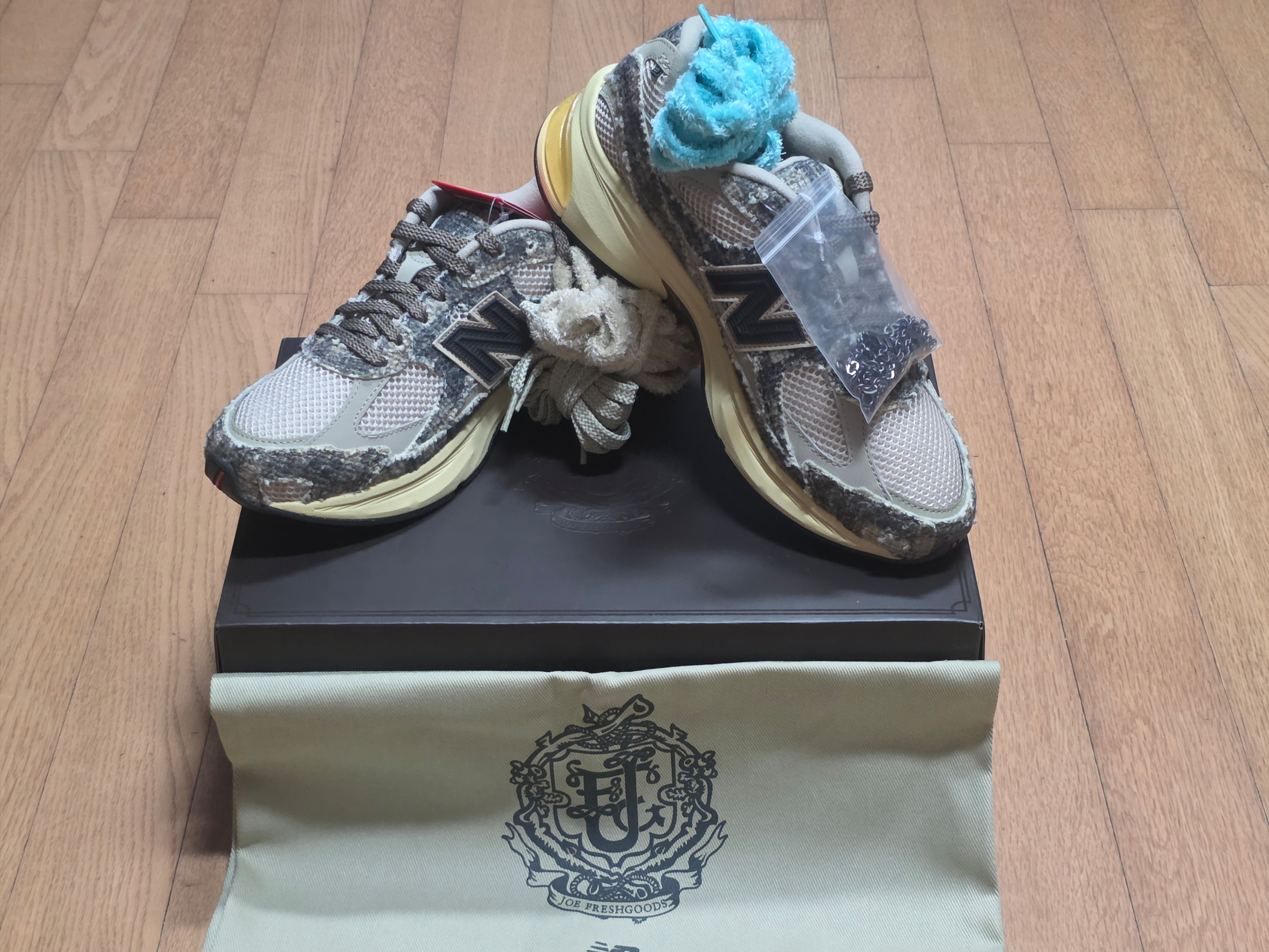New Balance x Joe Freshgoods 2010 Abzorb Bag Lady Tan 착용 스타일 - 1