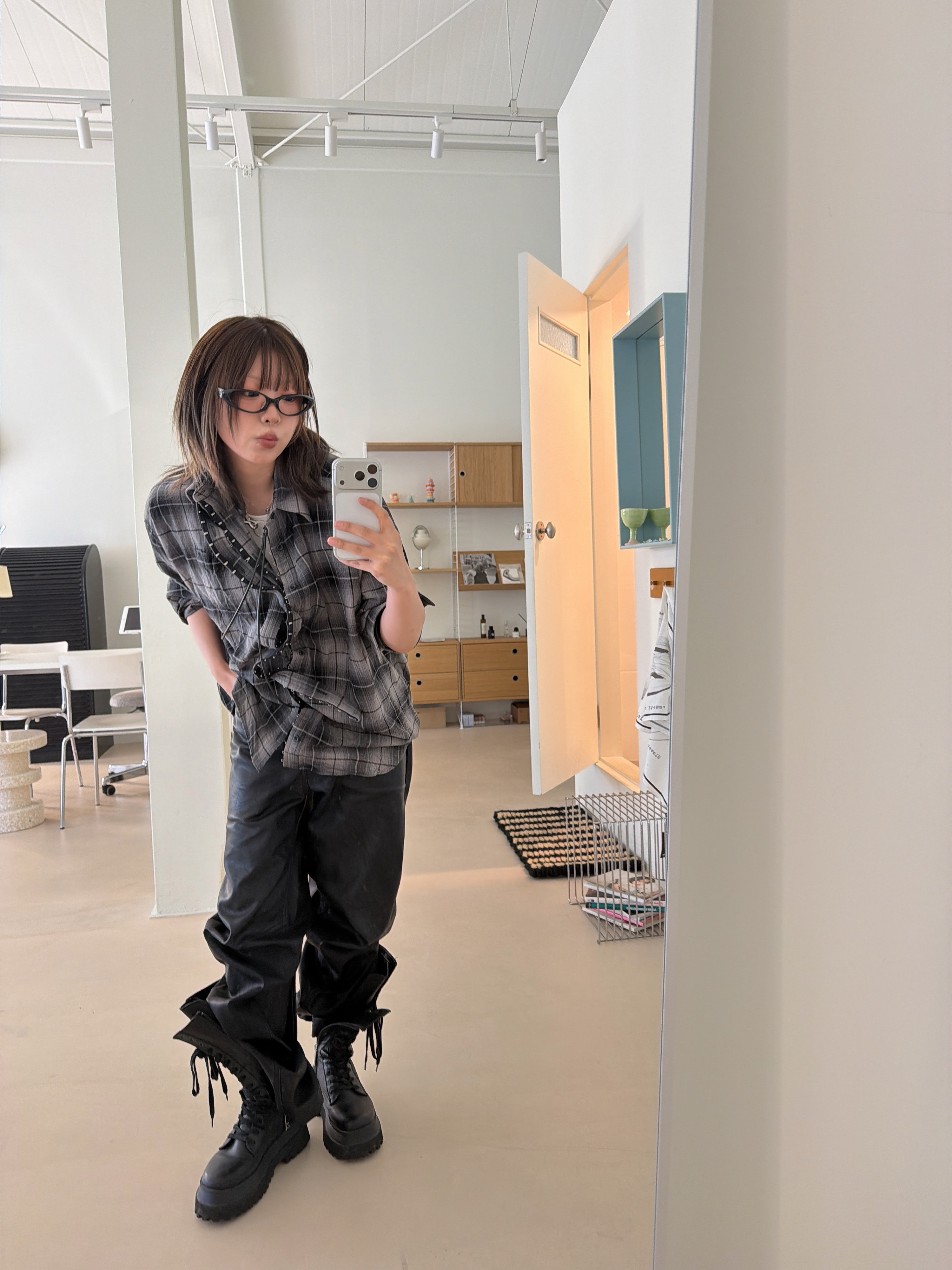 Gentle Monster x Maison Margiela MM213 Black Clear 착용 스타일 - 2