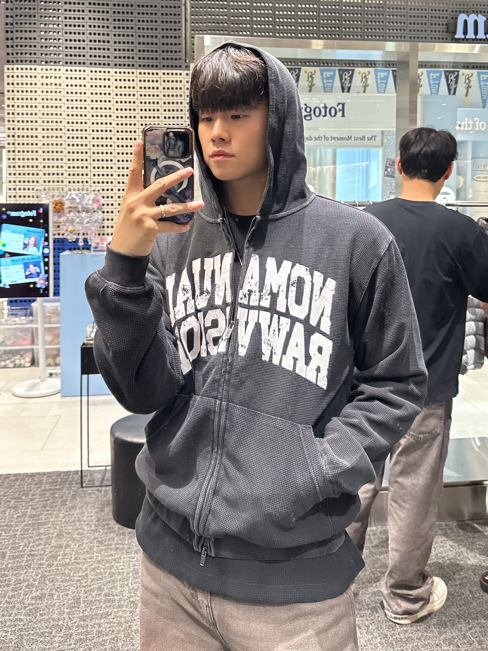 NOMANUAL C.A Vintage Hooded Zip-up Washed Gray, NOMANUAL Vintage Waffle Hooded Zip-Up Washed Black 착용 스타일 - 2