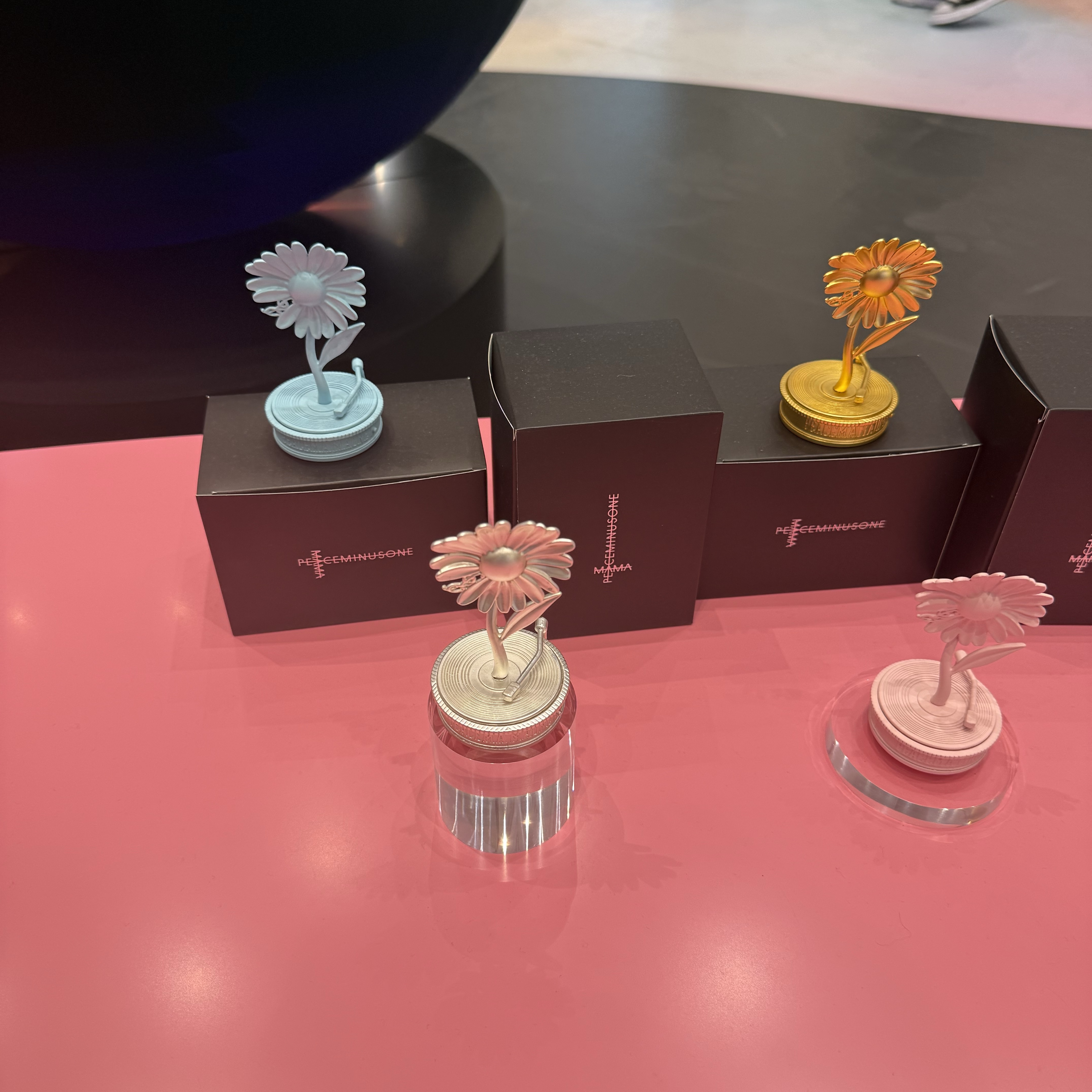 Peaceminusone x 2025 MAMA Awards Peacemamaone Scarf, Peaceminusone x 2025 MAMA Awards Peacemamaone Coat Black 착용 스타일 - 6