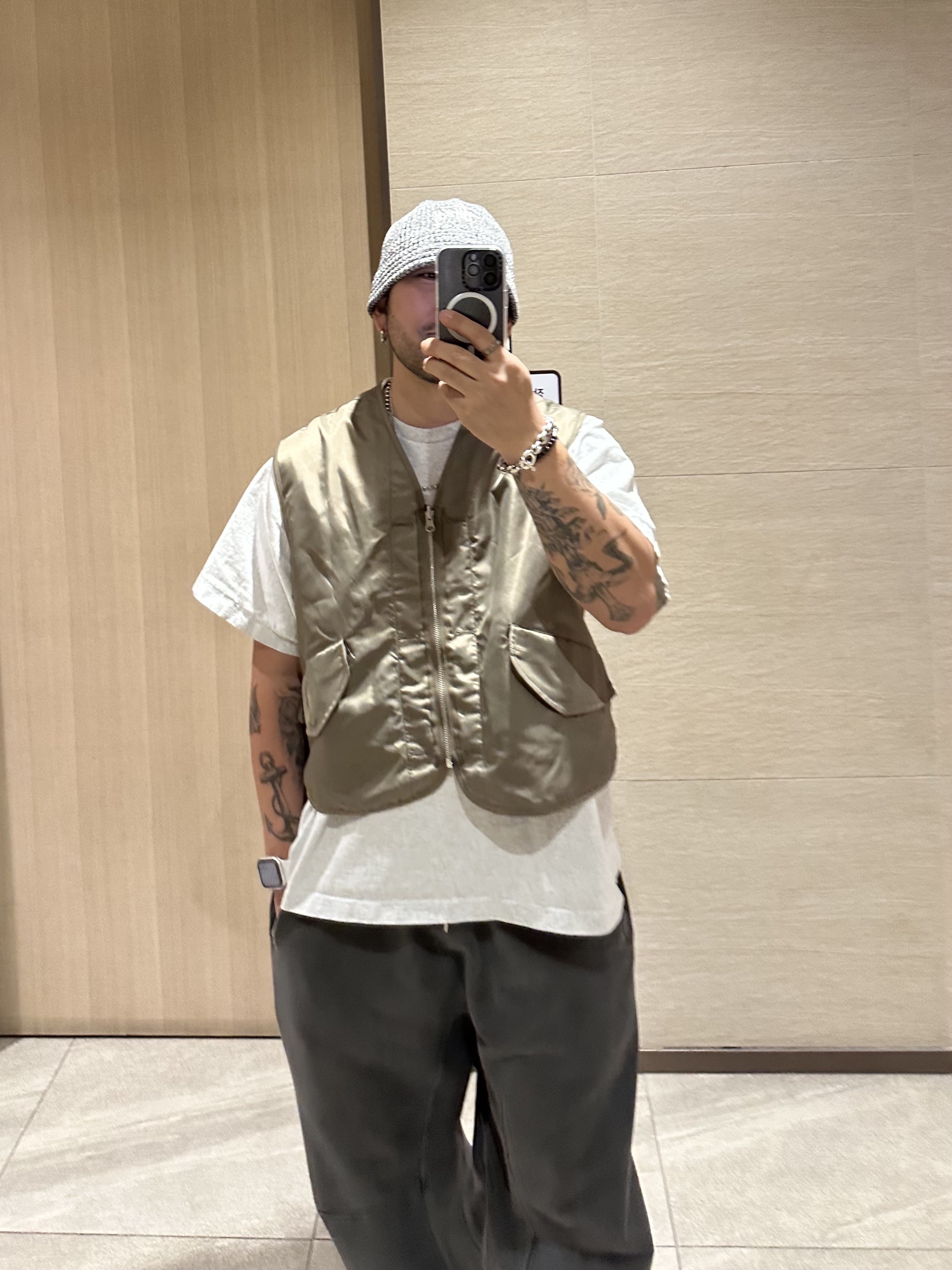 Stussy Mixed Yarn Knit Bucket Hat Black, Yeezy x Gosha Rubchinskiy YZY Black Dogs T-Shirt Heather Grey 착용 스타일 - 1