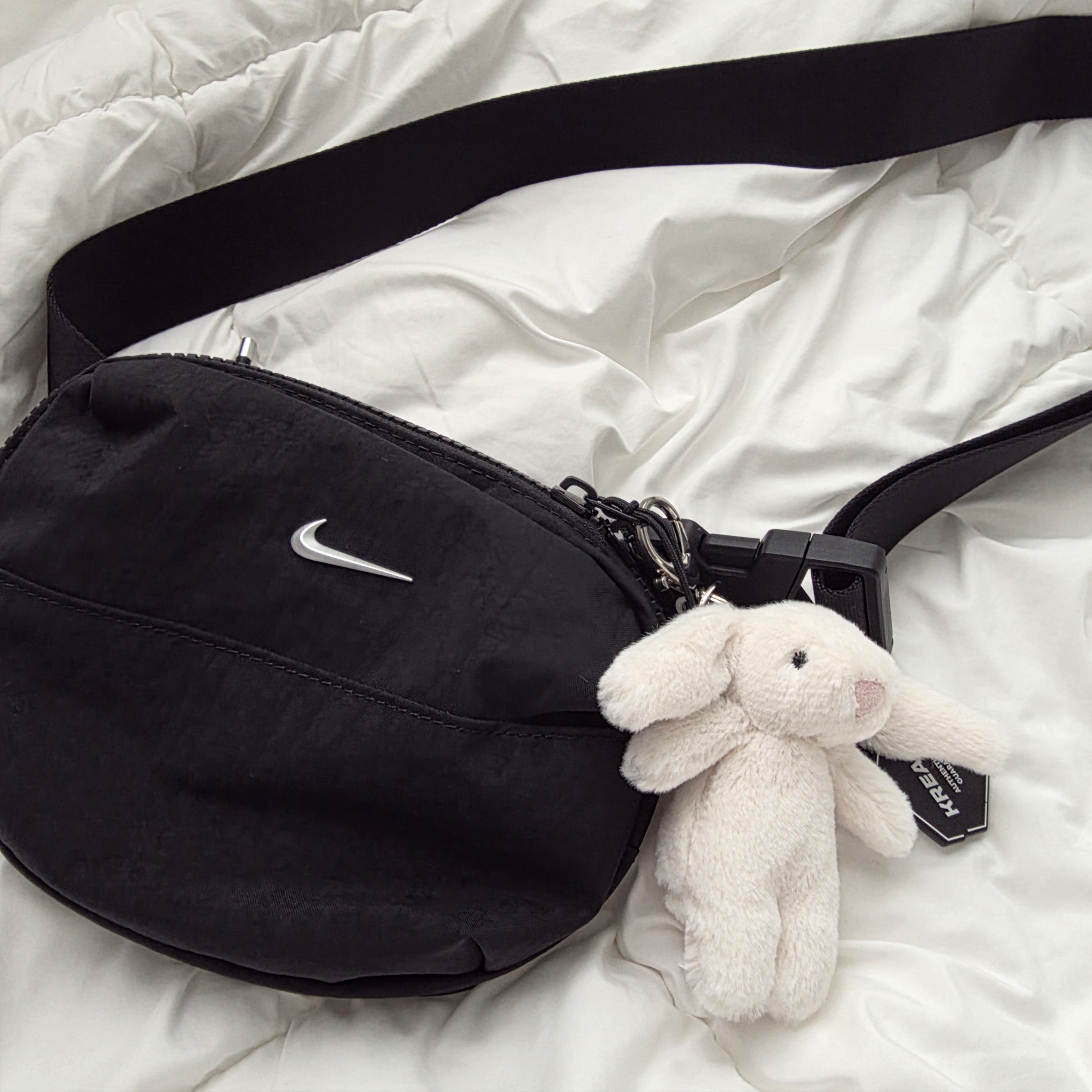 Jellycat Bashful Bunny Bag Charm Cream 착용 스타일