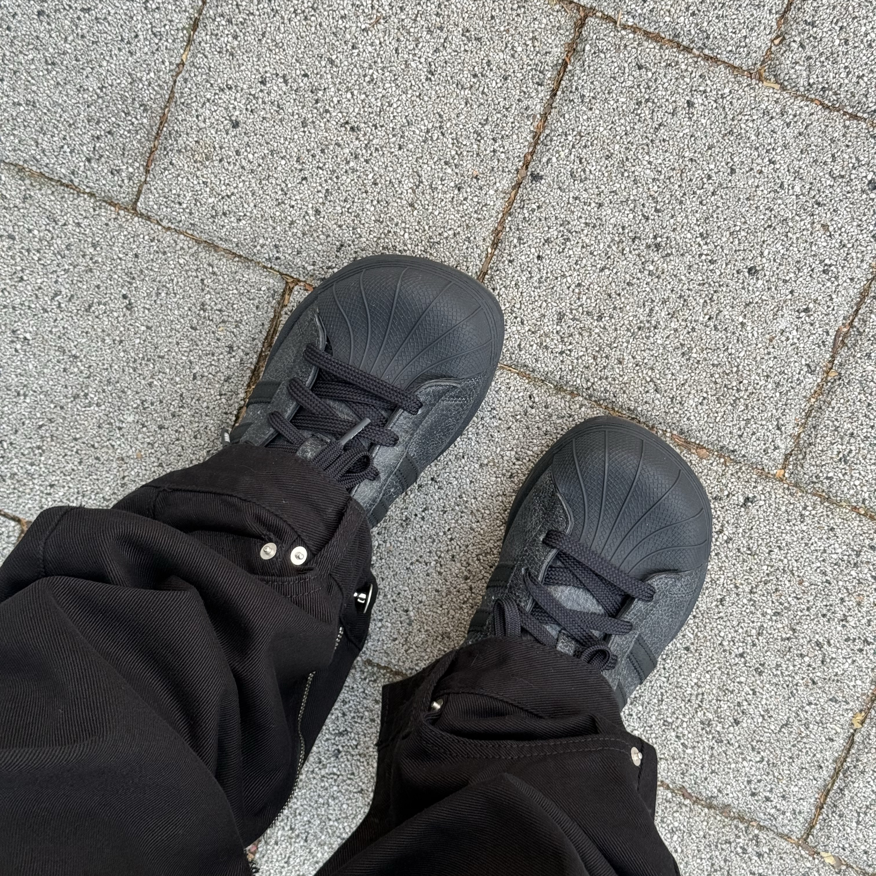 (W) Adidas x Avavav Superstar Core Black 착용 스타일