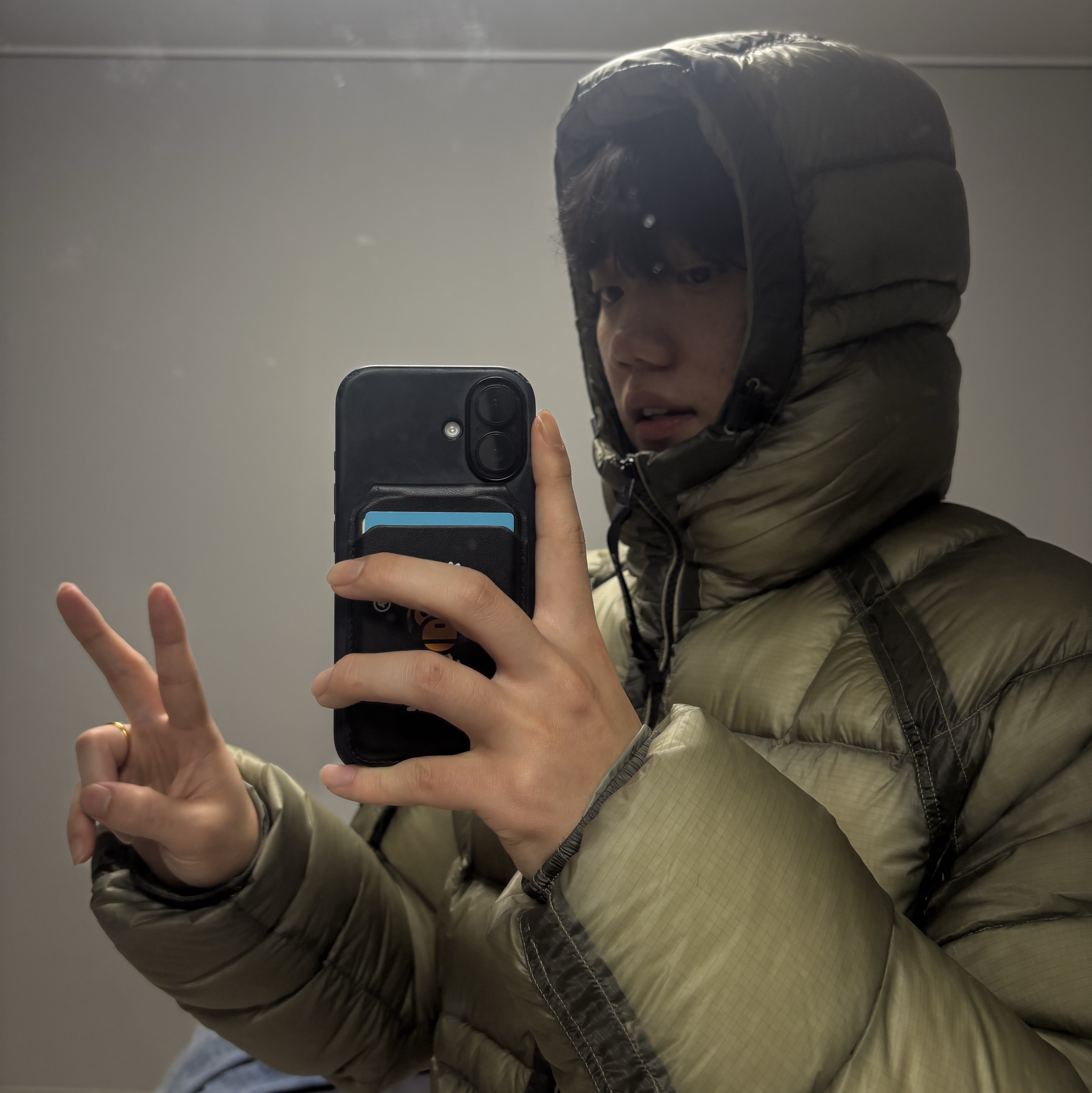 C.P. Company D.D. Shell Hooded Down Jacket Fungi Grey - 25FW, BAPE Baby Milo MagSafe Card Holder Black 착용 스타일 - 1