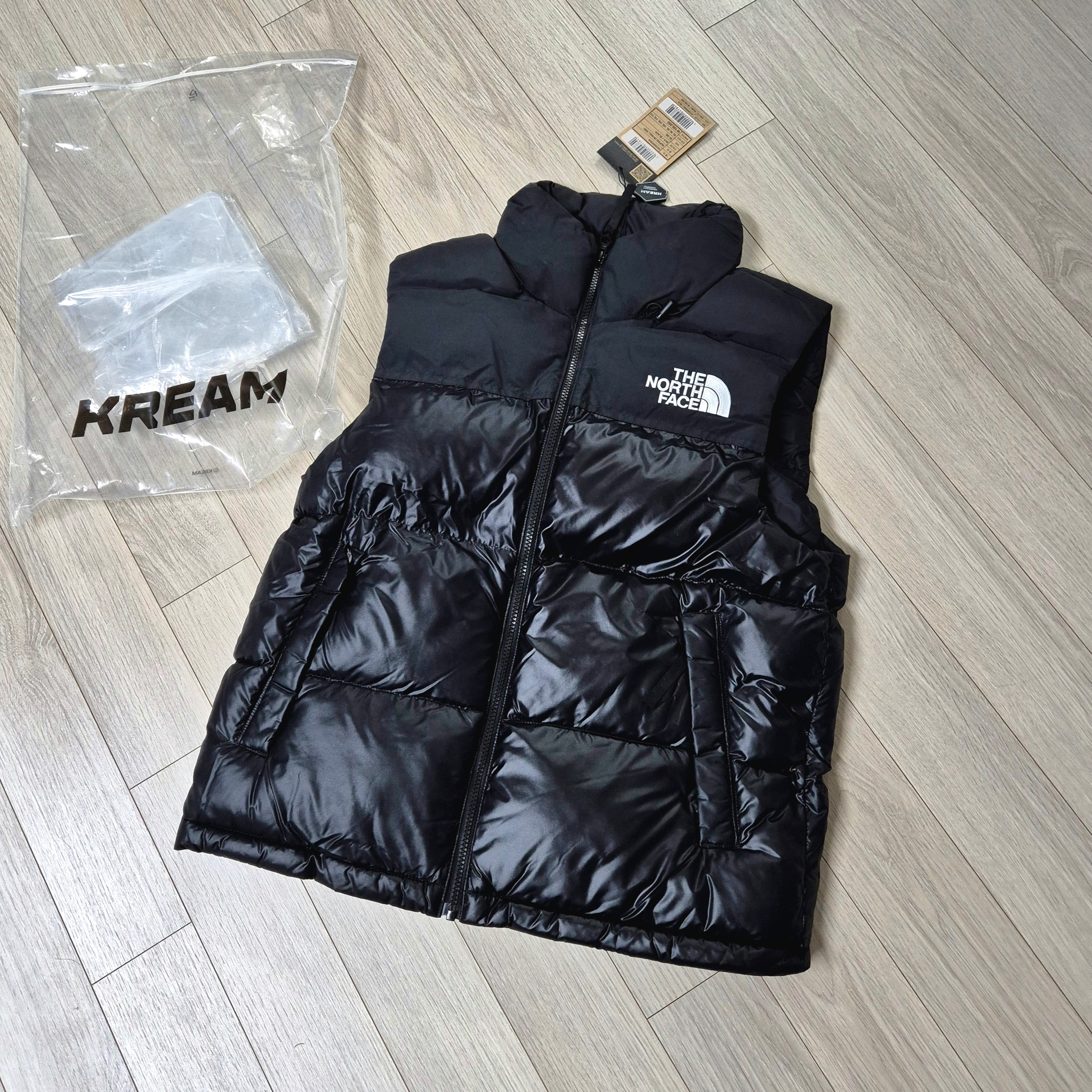 The North Face Nuptse On Ball Vest Black 착용 스타일 - 1