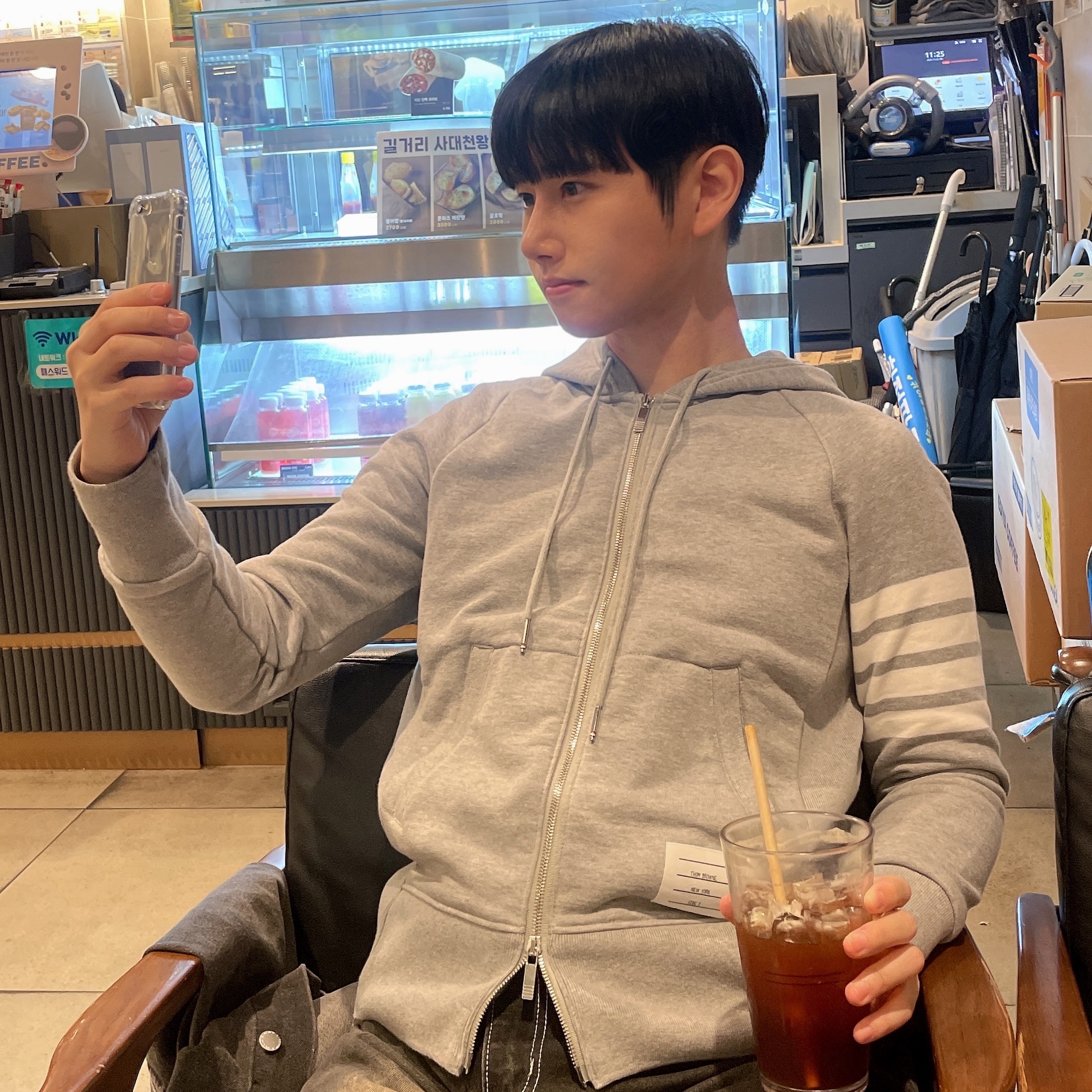 Thom Browne Engineered 4-Bar Zip Hoodie Light Grey, Thom Browne Pebble Grain Leather RWB Structured Backpack Black 착용 스타일 - 1