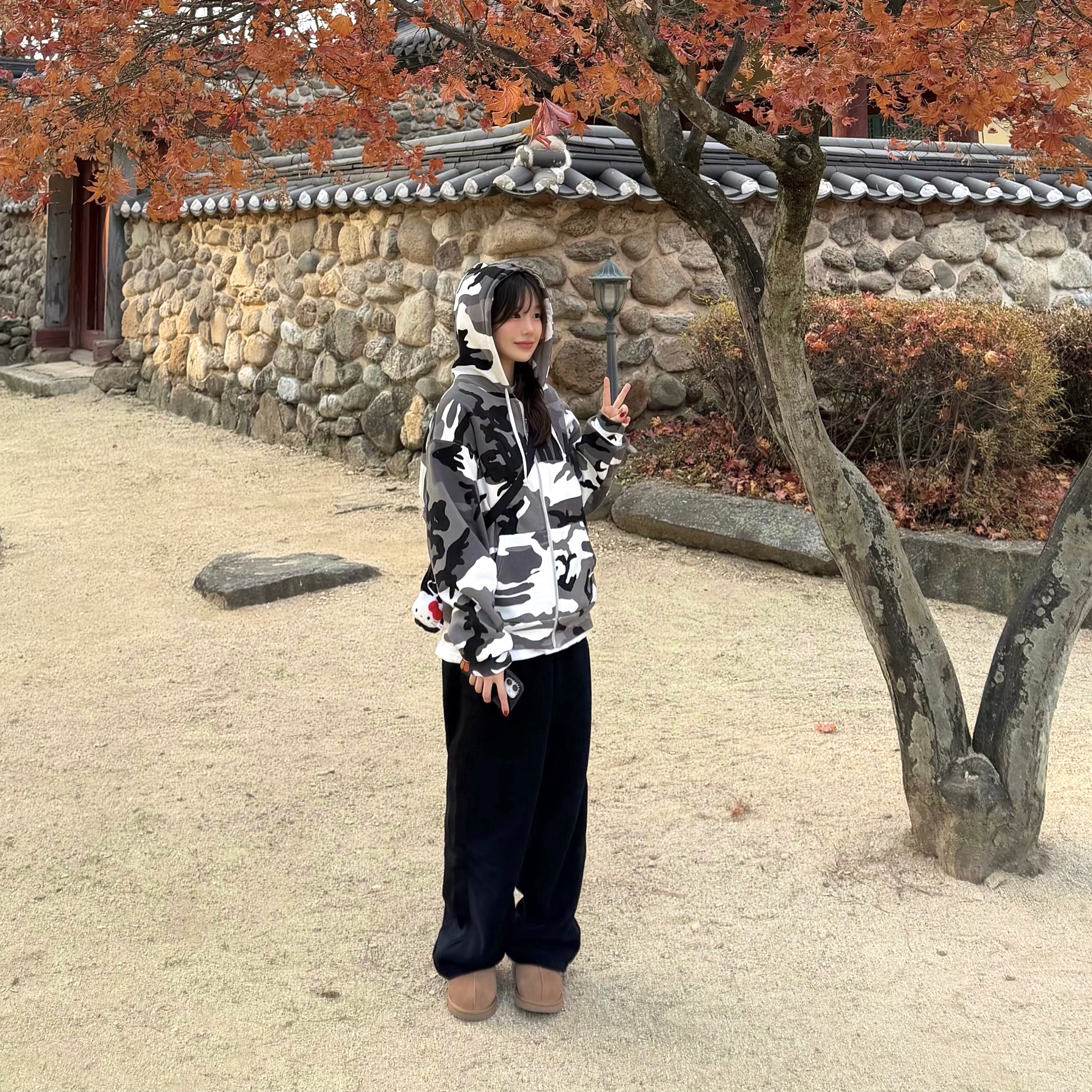(W) UGG Tazzette Slipper Chestnut, Supreme Arc Thermal Lined Zip Up Hooded Sweatshirt Snow Camo - 25FW 착용 스타일 - 1