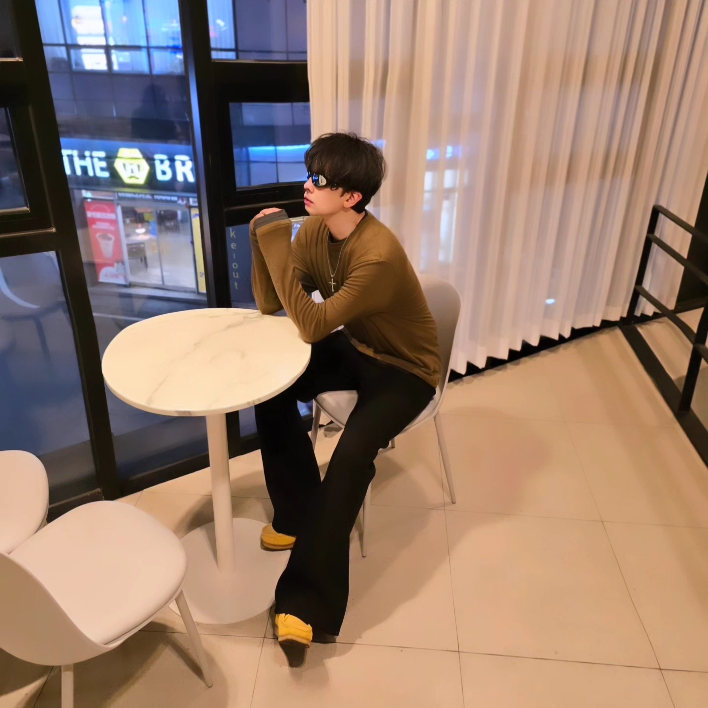 Clarks Wallabee Yellow Suede 착용 스타일 - 2