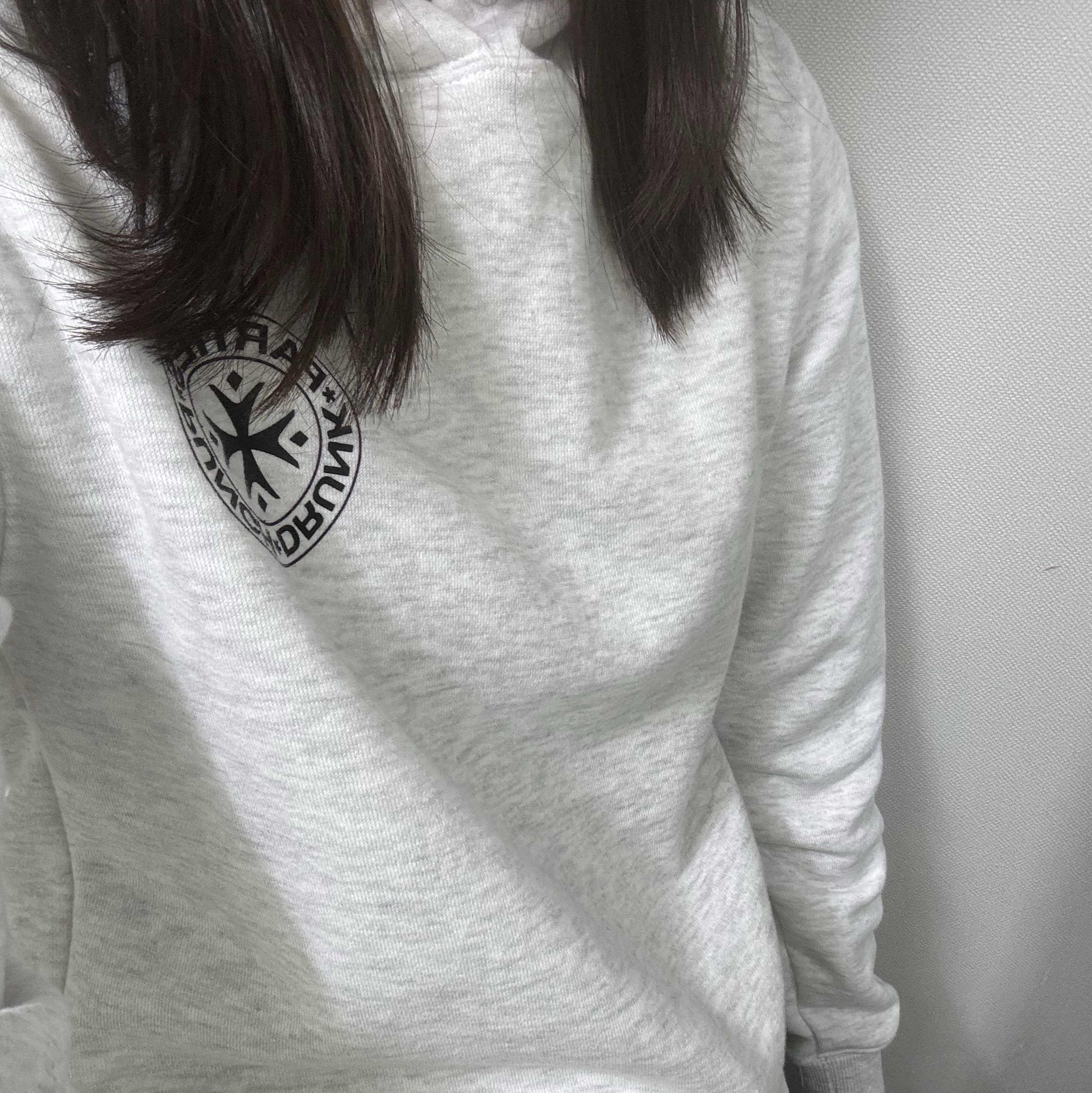 Punch Drunk Parties Circle Logo Slim Hoodie Melange Whtie 착용 스타일