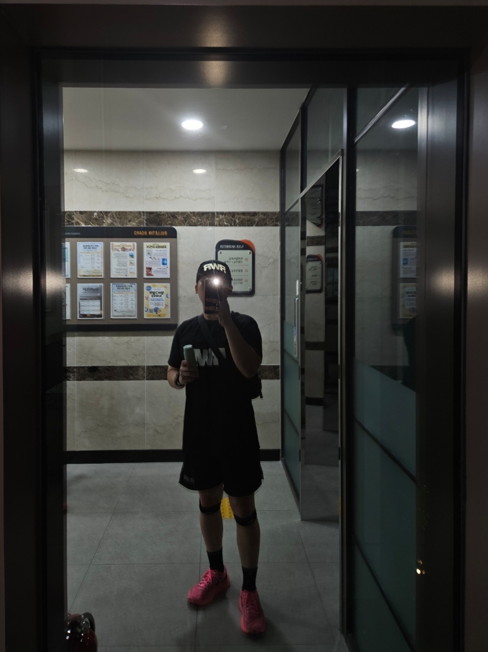 [KREAM 단독] runwhither Singlet Black, [KREAM 단독] runwhither 5inch Shorts Black 착용 스타일 - 1