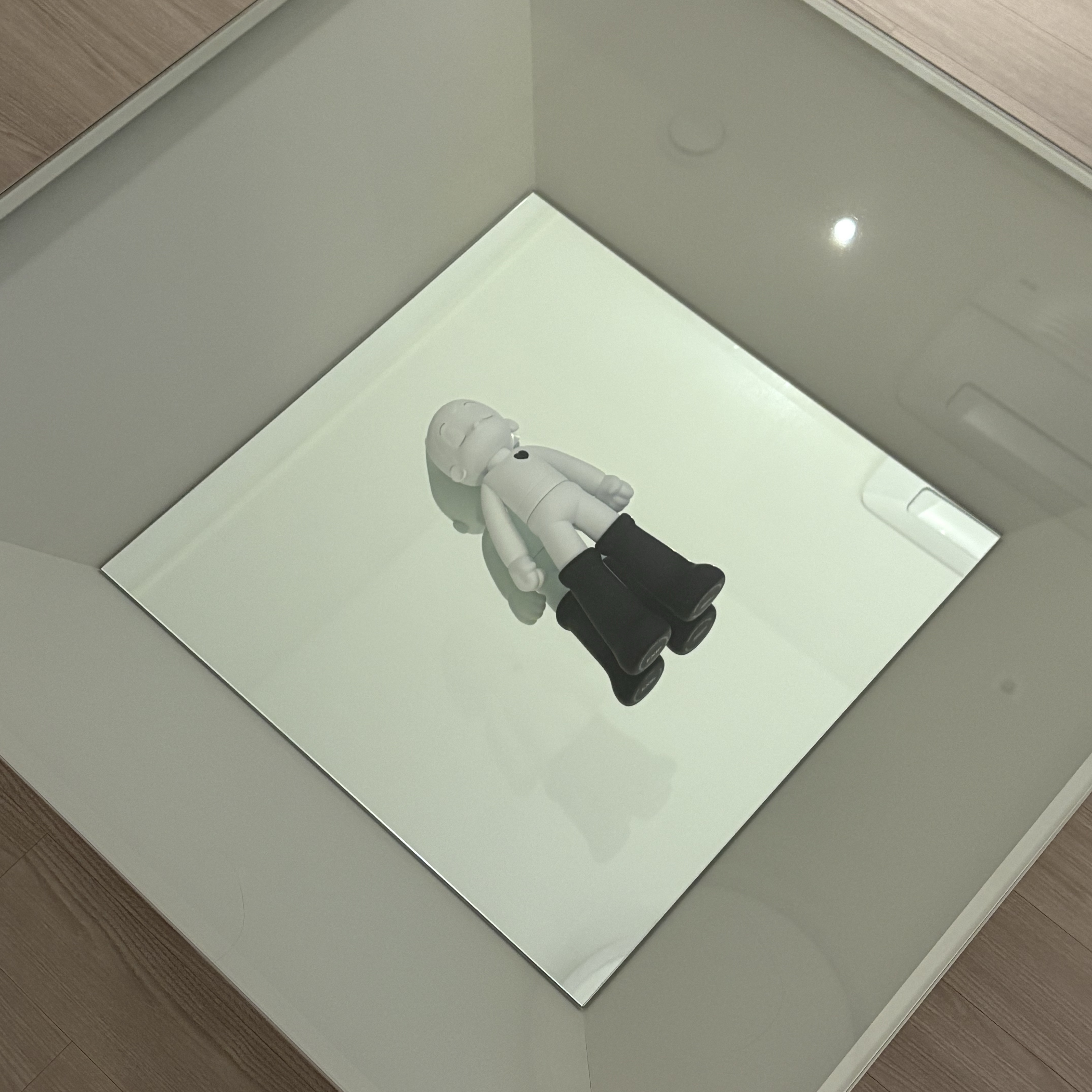 Bearbrick x Kaws Tension 1000%, Kaws x Squid Game Chul-Su Vinyl Figure Coloured 착용 스타일 - 6