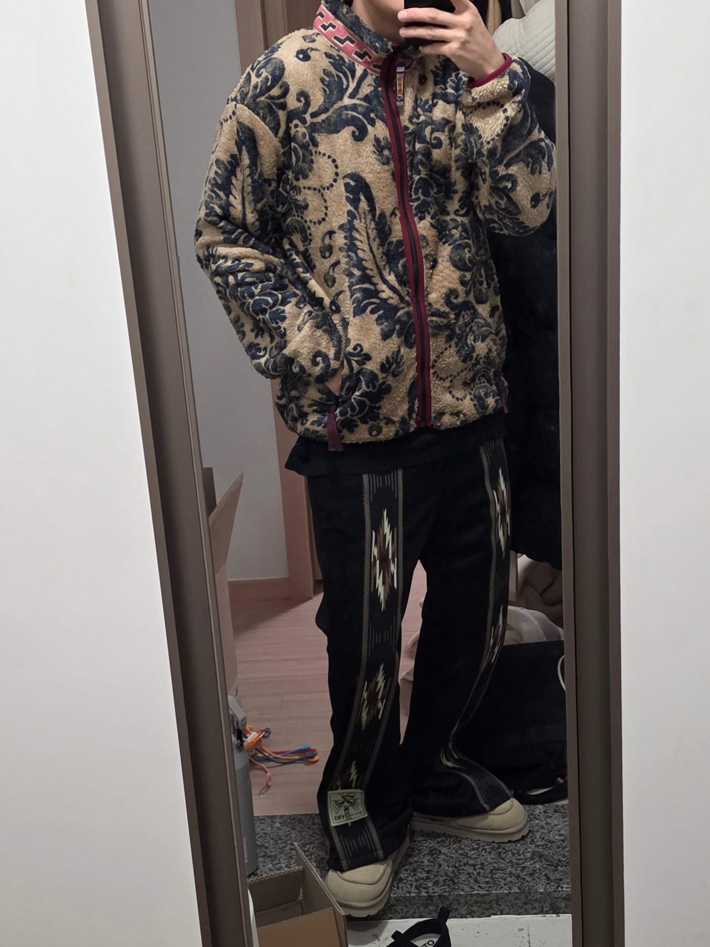 Kapital Damask Pattern Maria Fleece Zip Blouson Beige, Kapital Smooth Jersey Kochi & Zephyr Track Pants Black 착용 스타일 - 1