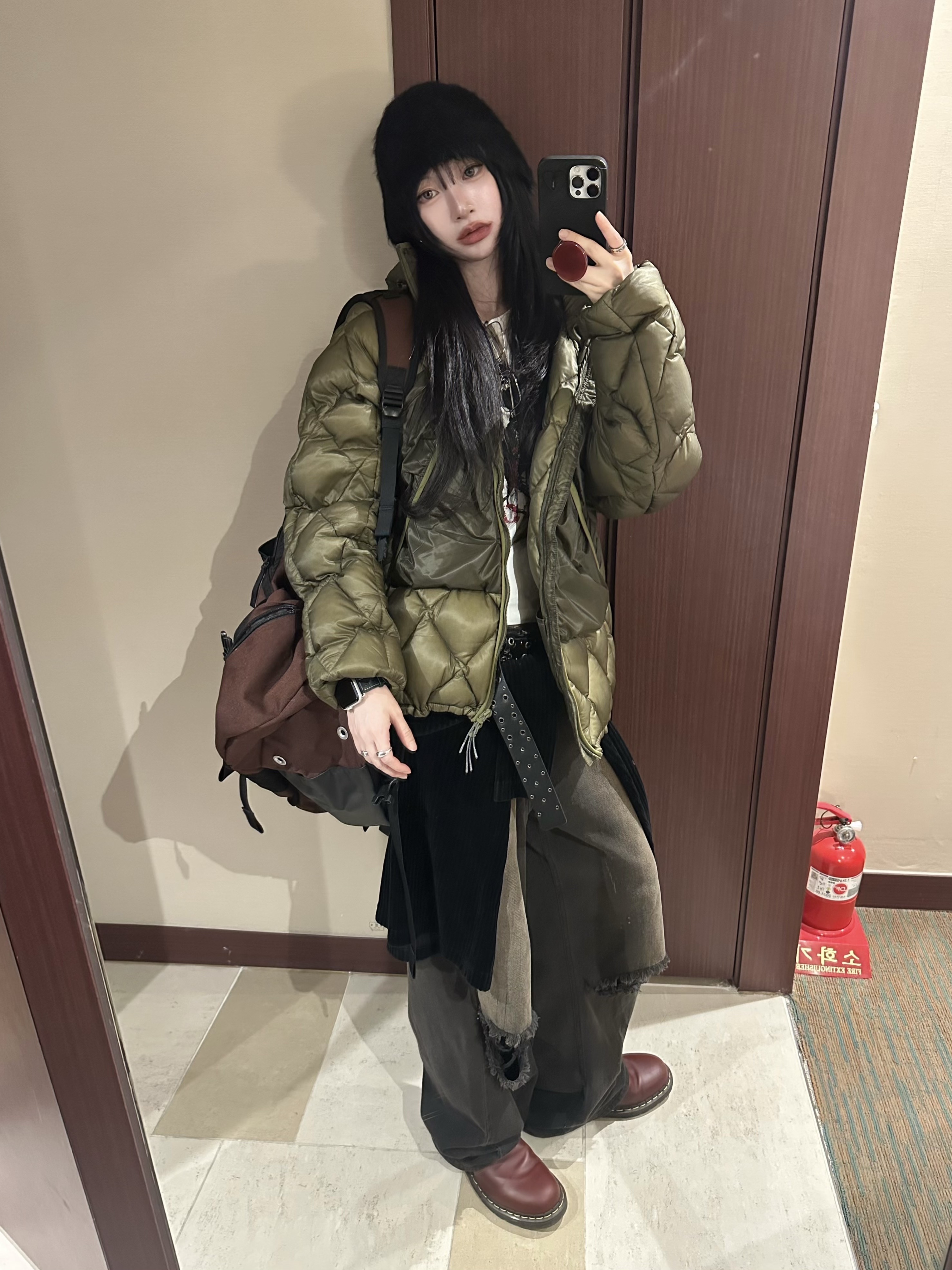 Roa Light Down Jacket Olive Branch, Dr. Martens 2976 Abruzzo Leather Chelsea Boots Brown Black 착용 스타일 - 1