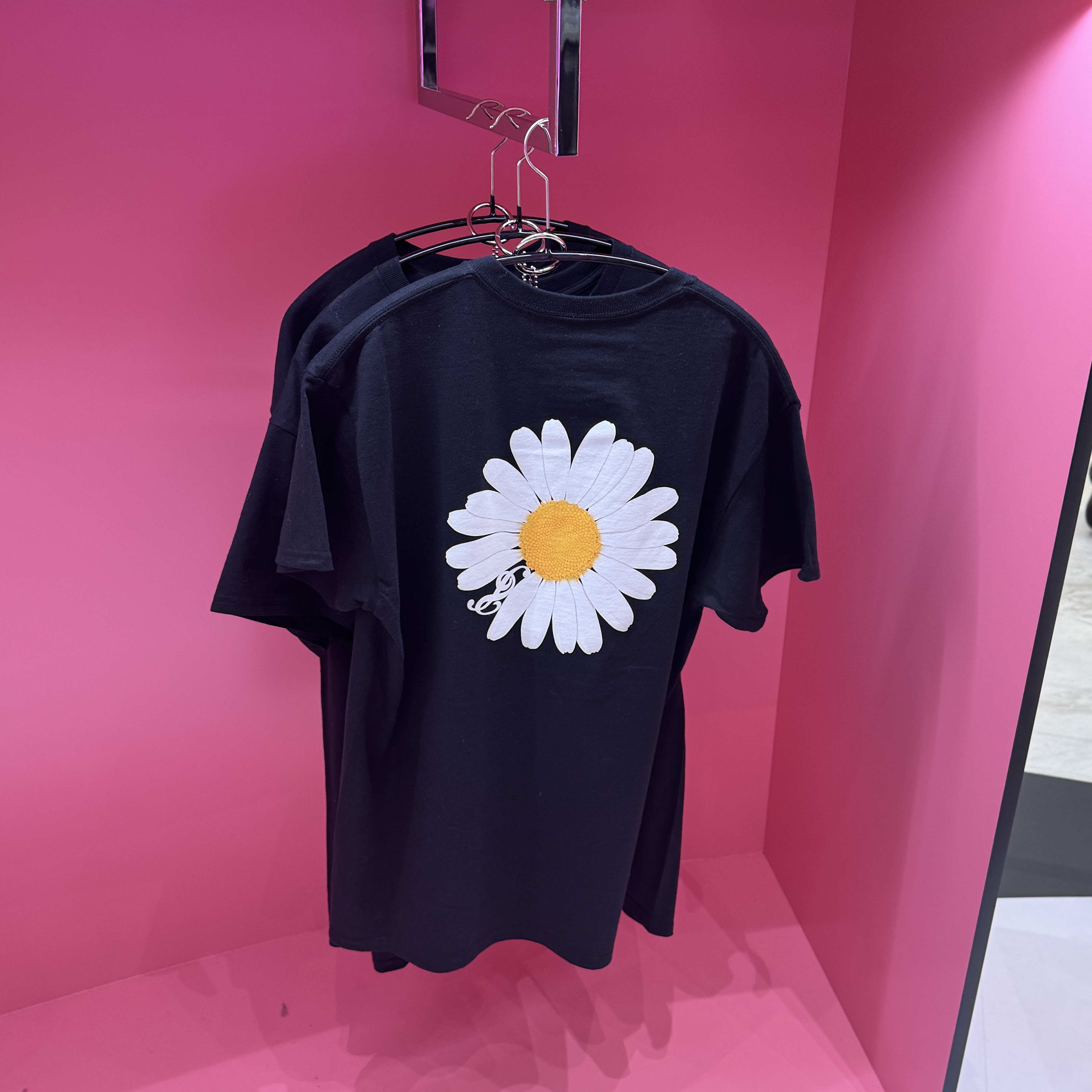 Peaceminusone x 2025 MAMA Awards Peacemamaone T-Shirt Black 착용 스타일