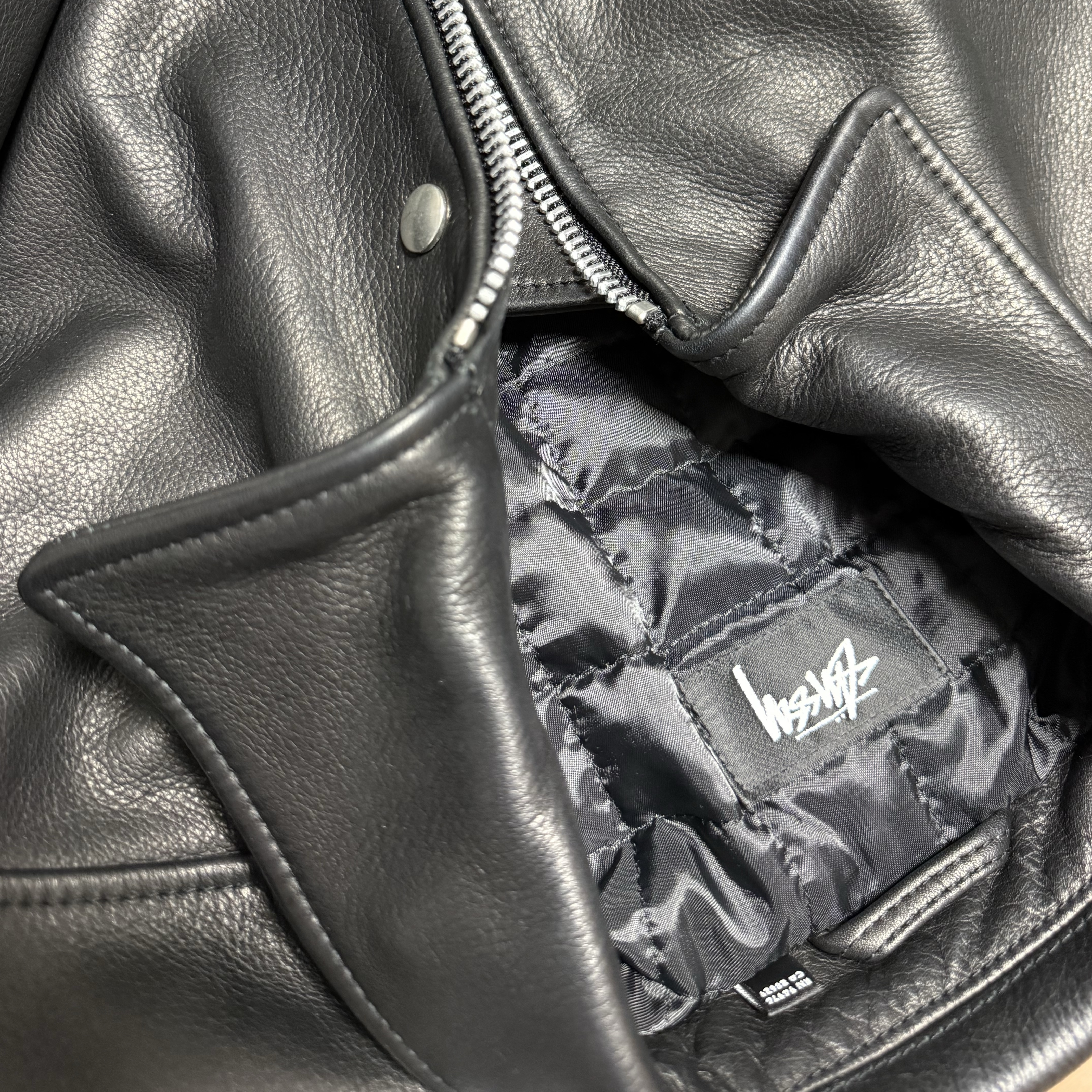 Stussy Leather Flight Jacket Black 착용 스타일 - 5