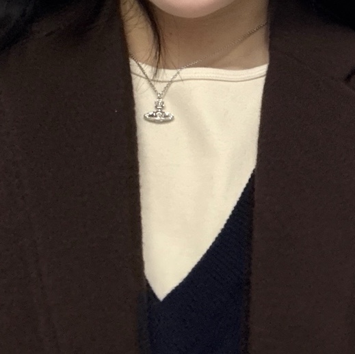 Vivienne Westwood Pina Small Bas Relief Pendant Silver 착용 스타일