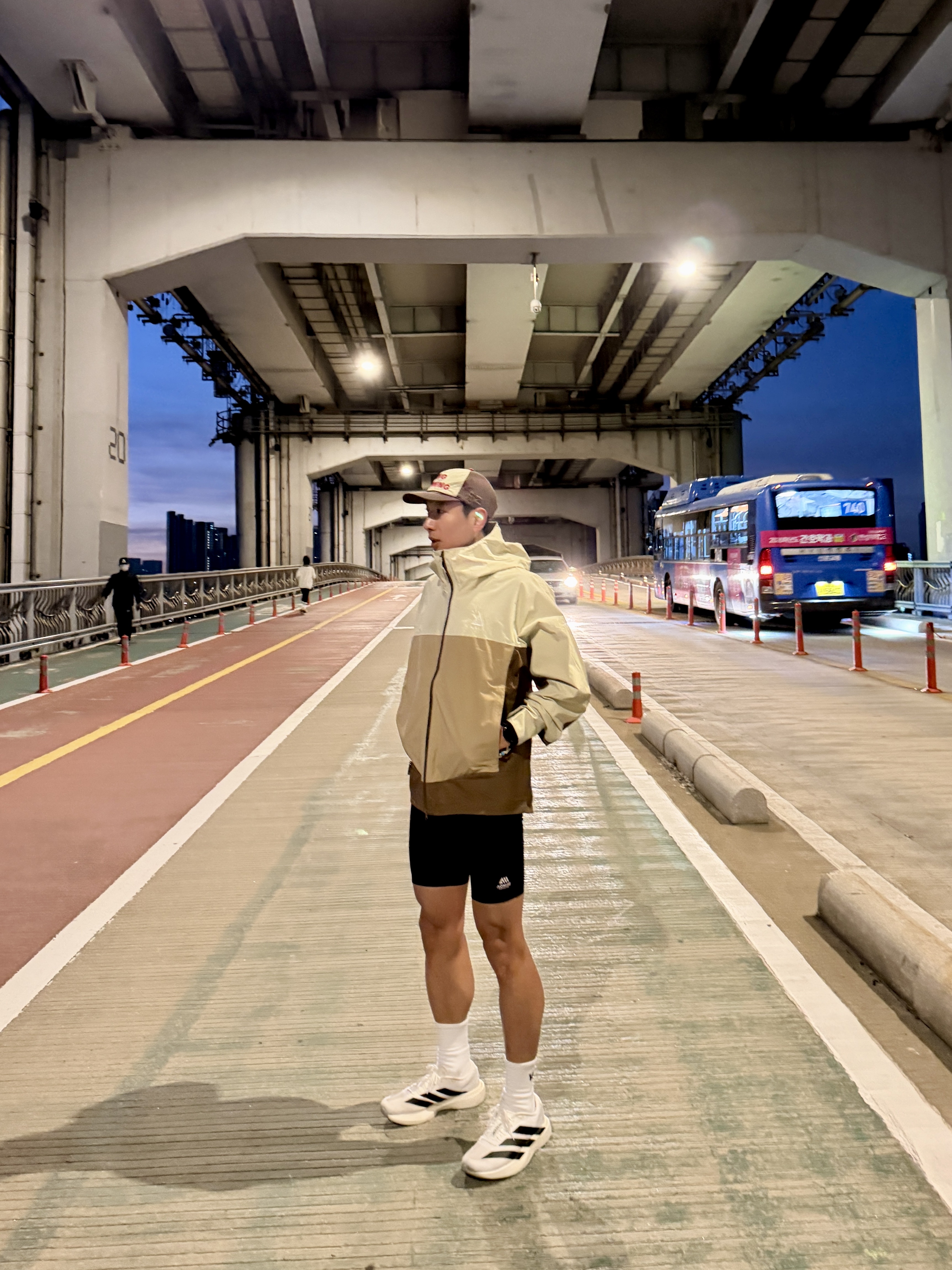 Adidas Adizero EVO SL Cloud White Core Black, Nike ACG Morpho Storm-Fit ADV Rain Jacket Light Khaki Parachute Beige - Asia 착용 스타일 - 1