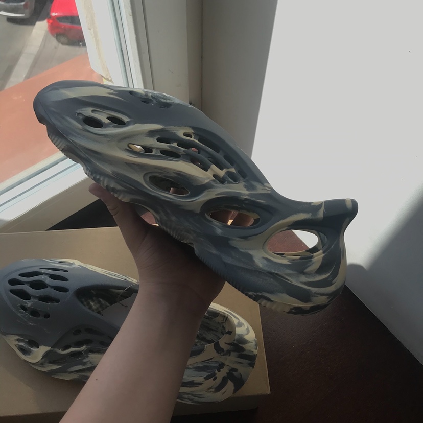 Adidas Yeezy Foam RNNR MXT Moon Gray 착용 스타일
