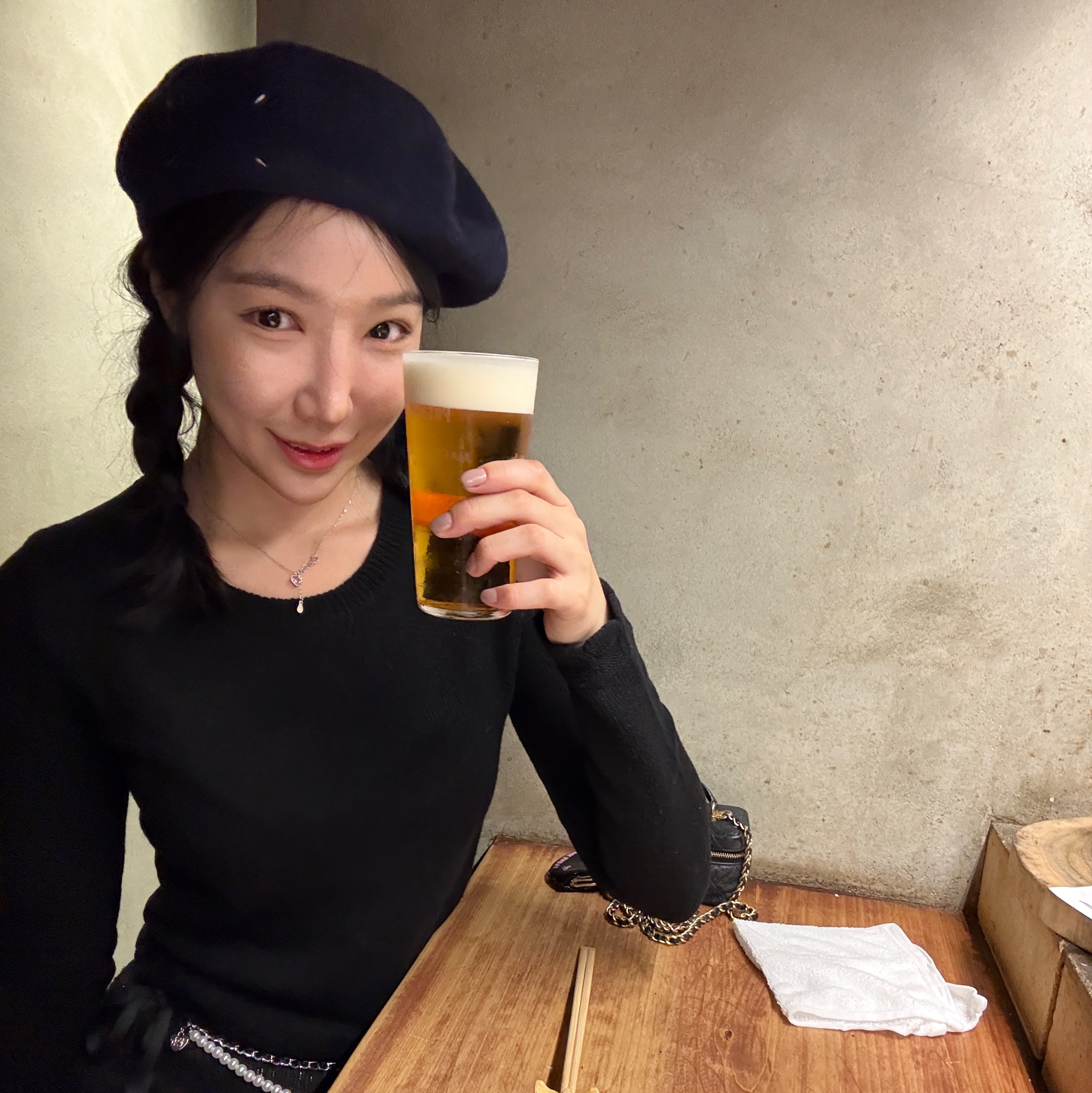 Maison Margiela Heavy Wool Beret Navy, Chanel Small Vanity With Chain Lambskin & Gold Black (Inside Mirror) 착용 스타일 - 3