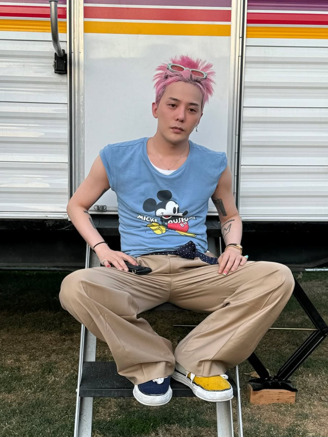 Maison Mihara Yasuhiro Peterson OG Sole Canvas Low-top Sneakers Natural, Maison Mihara Yasuhiro Baker Canvas Low-top Sneakers Multi 착용 스타일 - 2