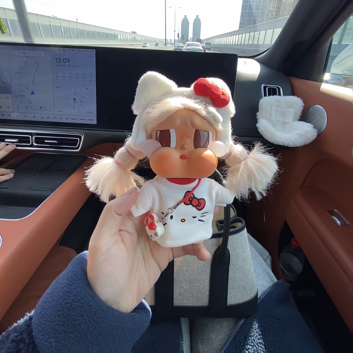 Pop Mart Crybaby Vacation Mode On Series Vinyl Plush Pendant Chilling on the Beach (Opened Case) 착용 스타일