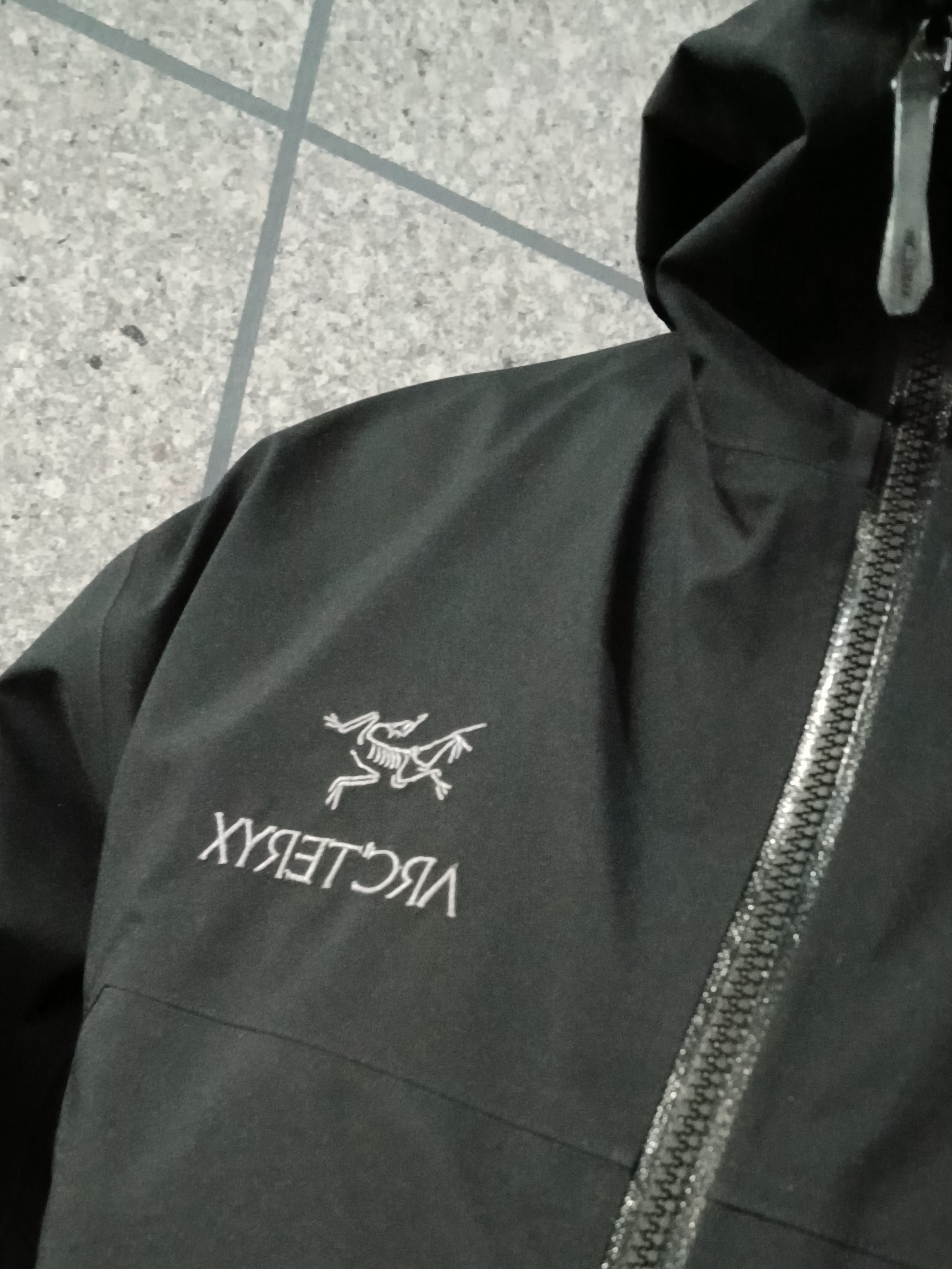 Arc'teryx Kyanite LT Hoody Black, Arc'teryx Kyanite Hoody Black 착용 스타일 - 5