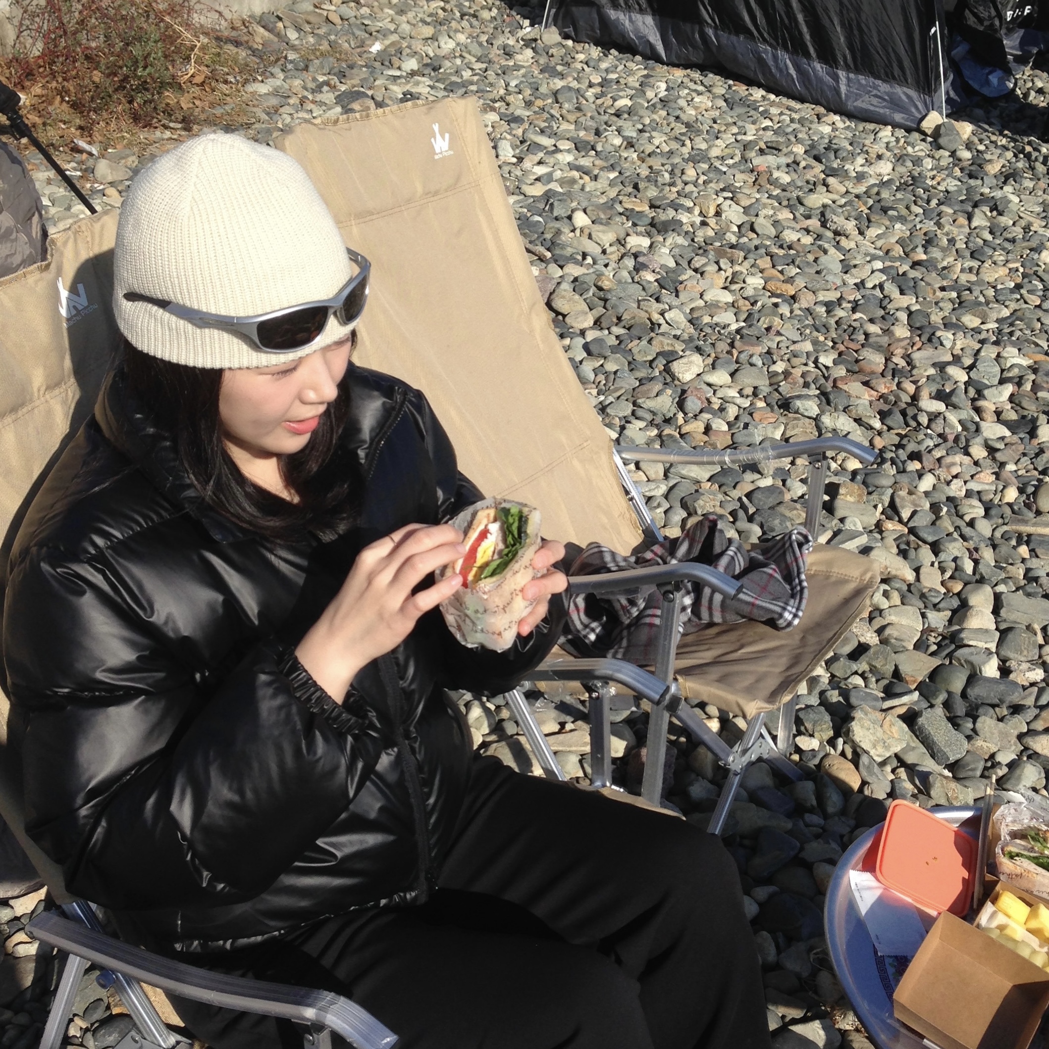 Oakley Session Beanie Blackout 착용 스타일