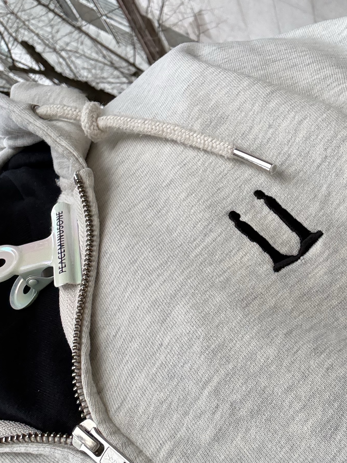 G-DRAGON Ubermensch Hoodie Zip-Up Oatmeal, Peaceminusone x 2025 MAMA Awards Peacemamaone Bulldog Clip Set (Set of 2) 착용 스타일 - 1
