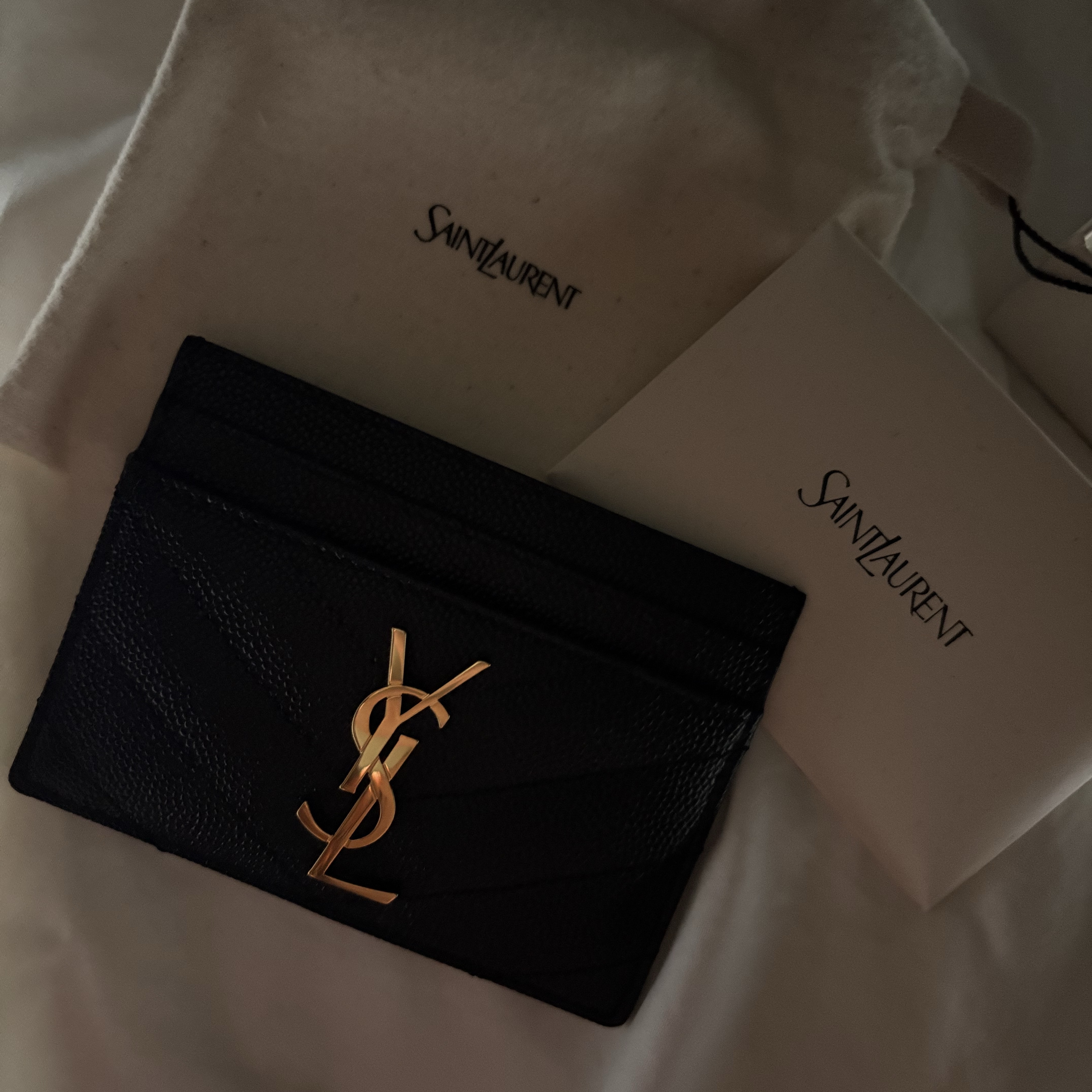 Saint Laurent Cassandre Matelasse Card Case in Grain De Poudre Embossed Leather Black 착용 스타일