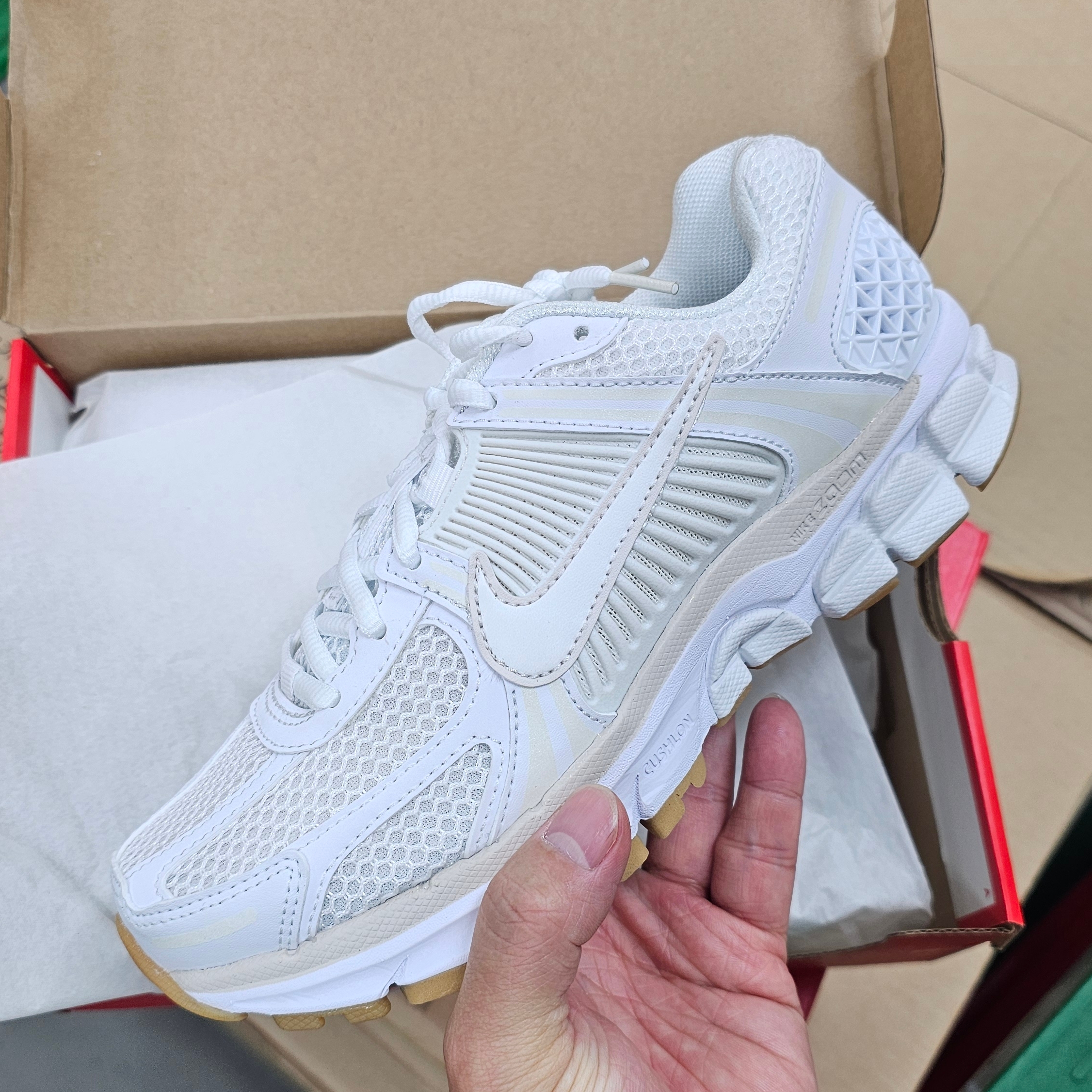 (W) Nike Zoom Vomero 5 White Phantom 착용 스타일