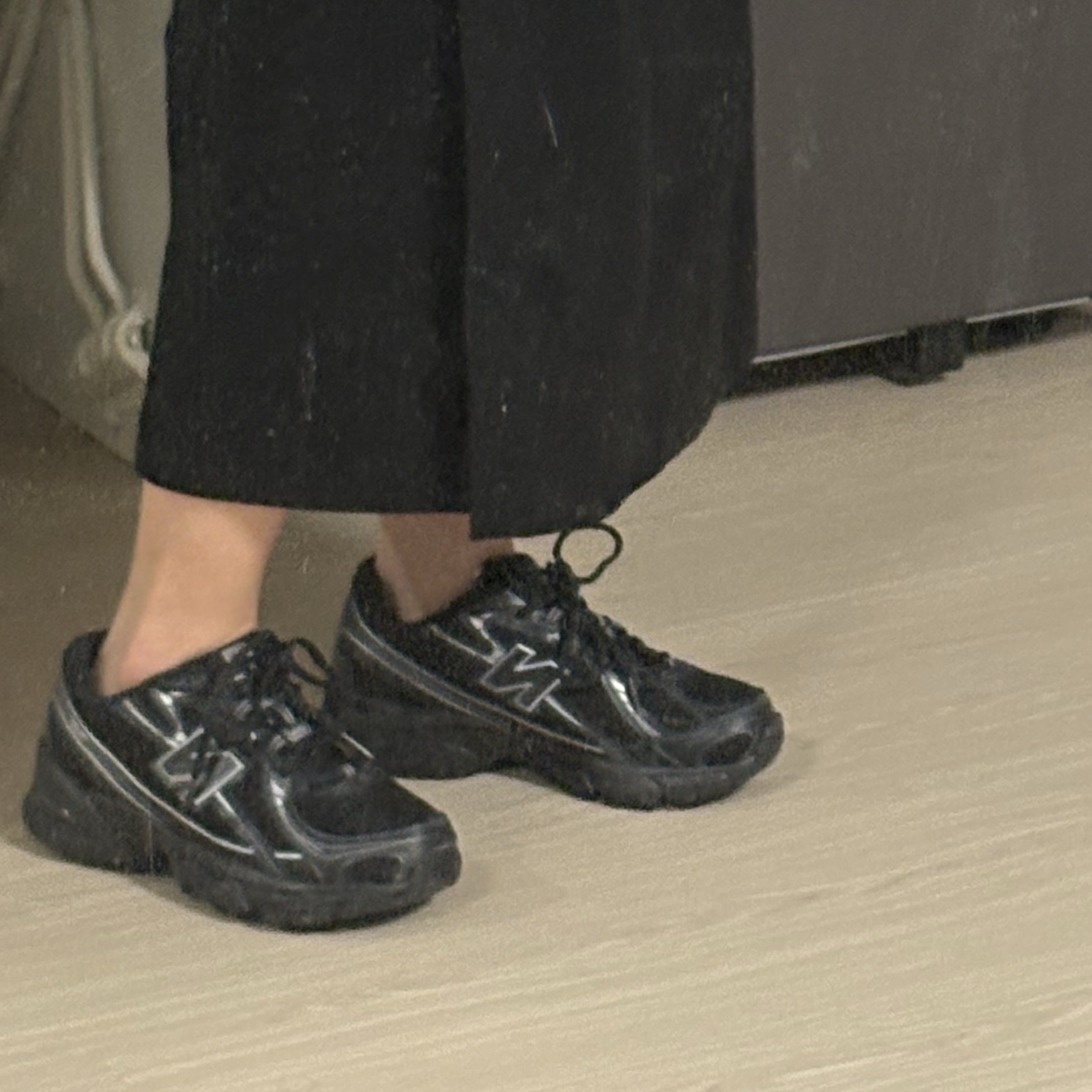 New Balance 740v2 Black Silver Metallic 착용 스타일