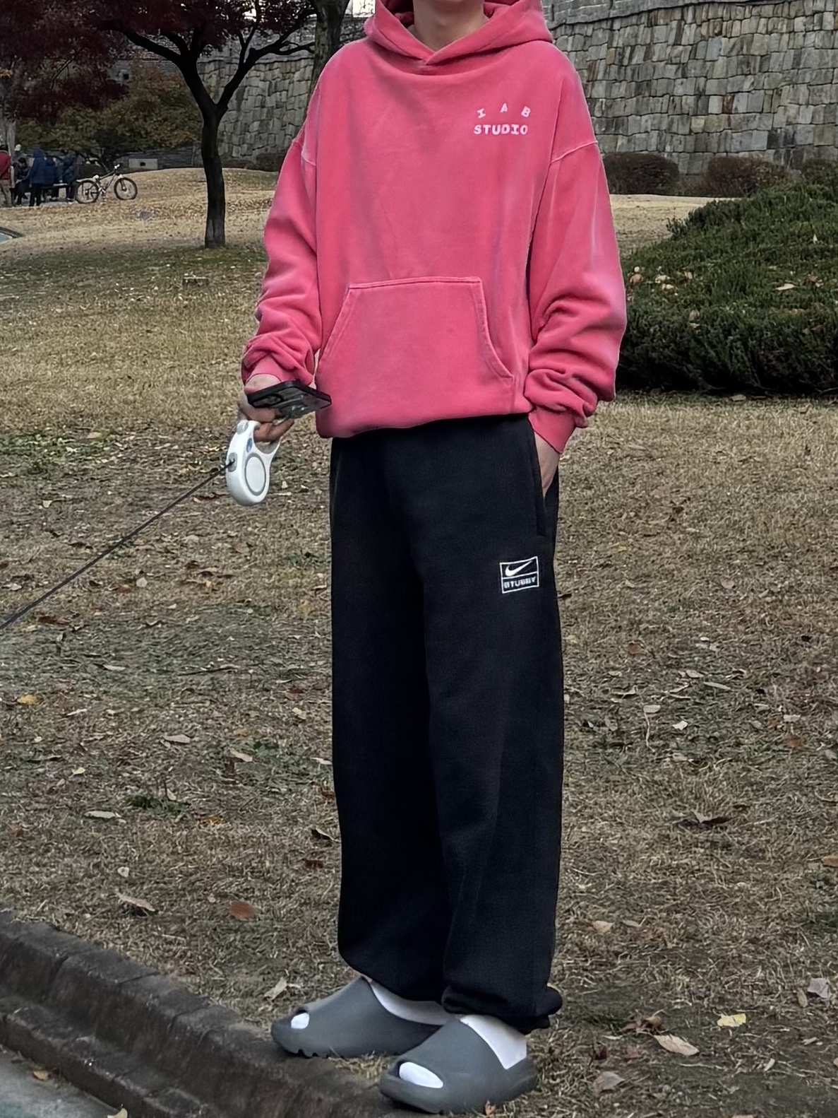Nike x Stussy NRG Washed Fleece Pants Black (DO5296-010), IAB Studio Pigment Hoodie Coral 착용 스타일 - 6