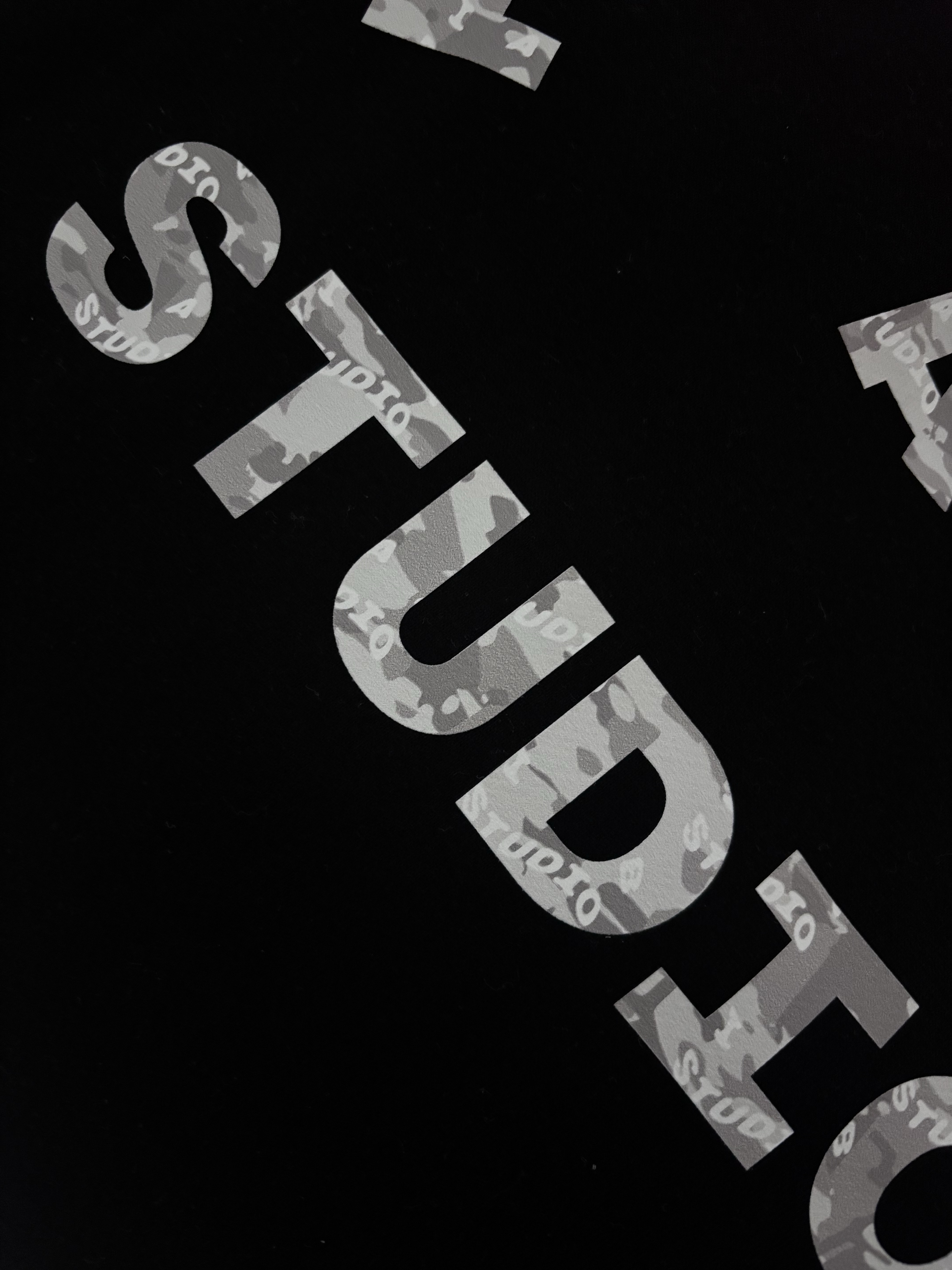 IAB Studio IAB Camo Logo Hoodie Black 착용 스타일
