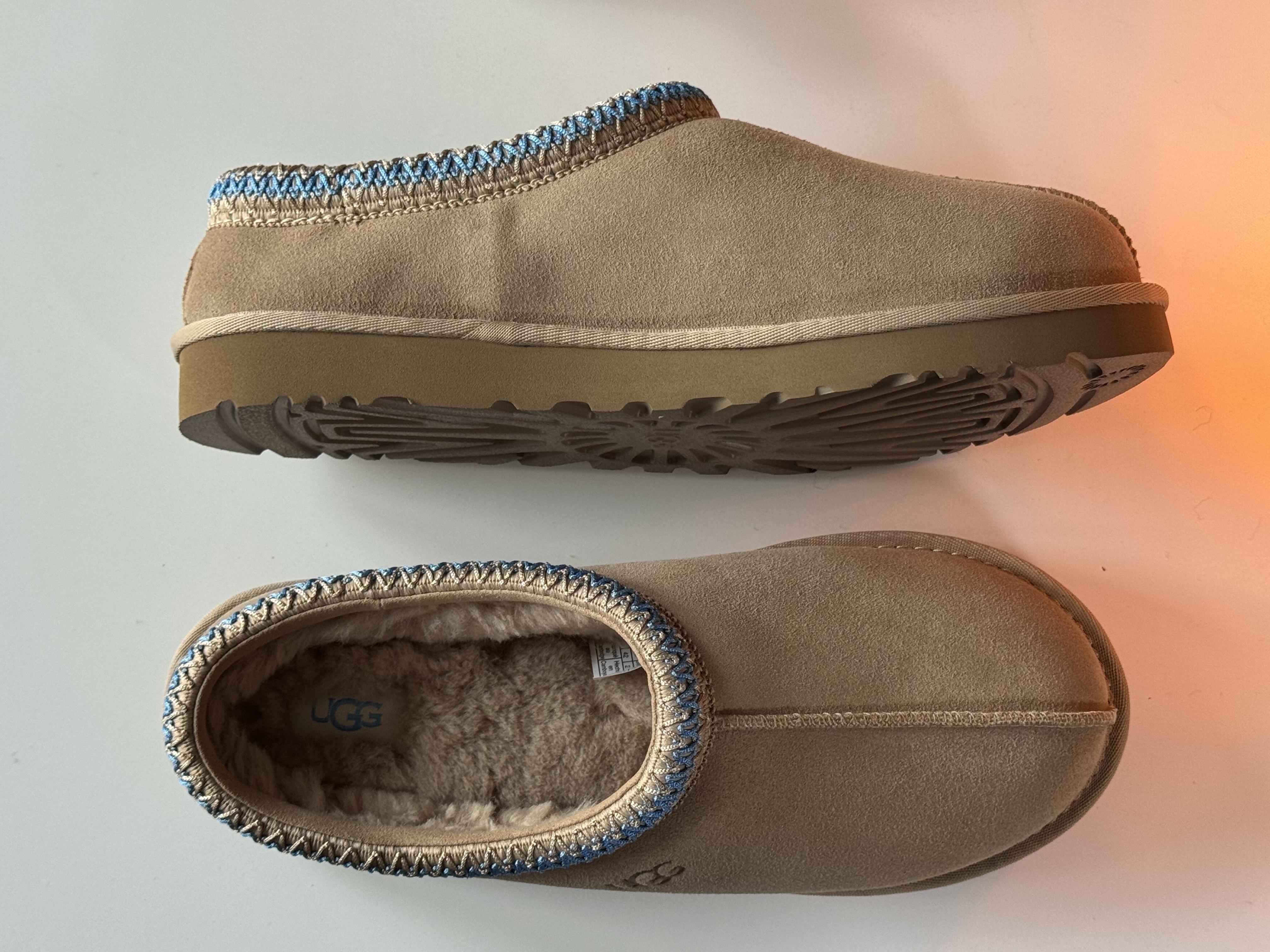 UGG Tasman Slipper Sand Santorini, (W) Alo Yoga Outline Claw Clip Macadamia Black 착용 스타일 - 4