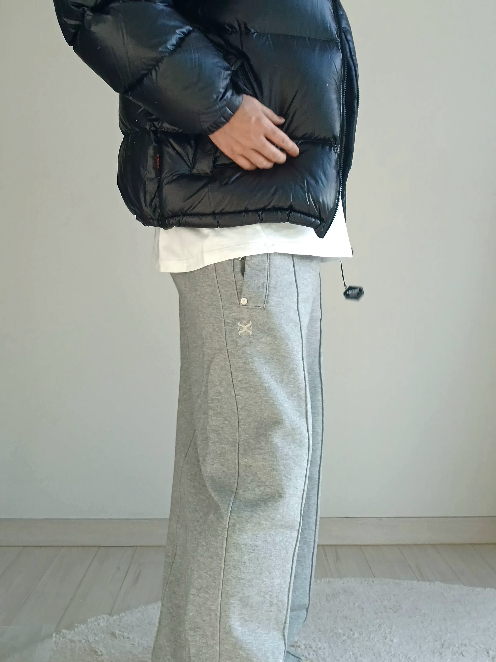 Supreme Small Box LS T-Shirt White - 24SS, SATUR Teo Cotton Banding Sweatpants Melange Gray 착용 스타일 - 2