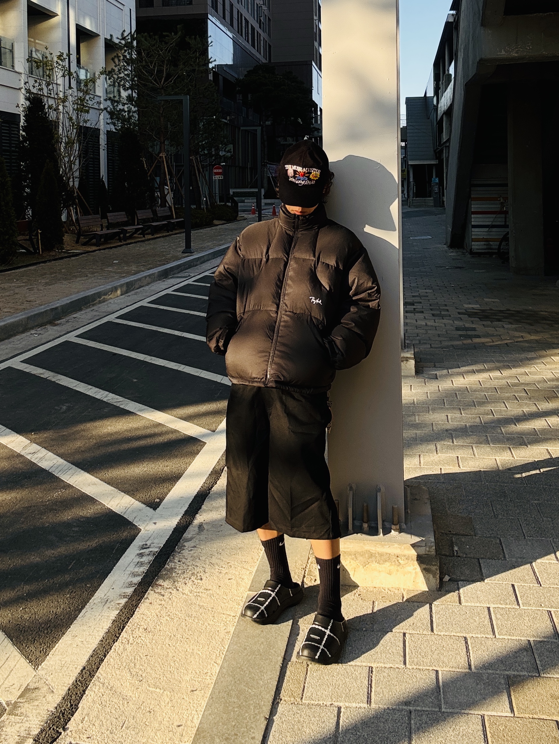 The Museum Visitor x Jon Burgerman Pinky Winky & Charlie Ball Cap Black, Oofos x Undercover Clog Black 착용 스타일