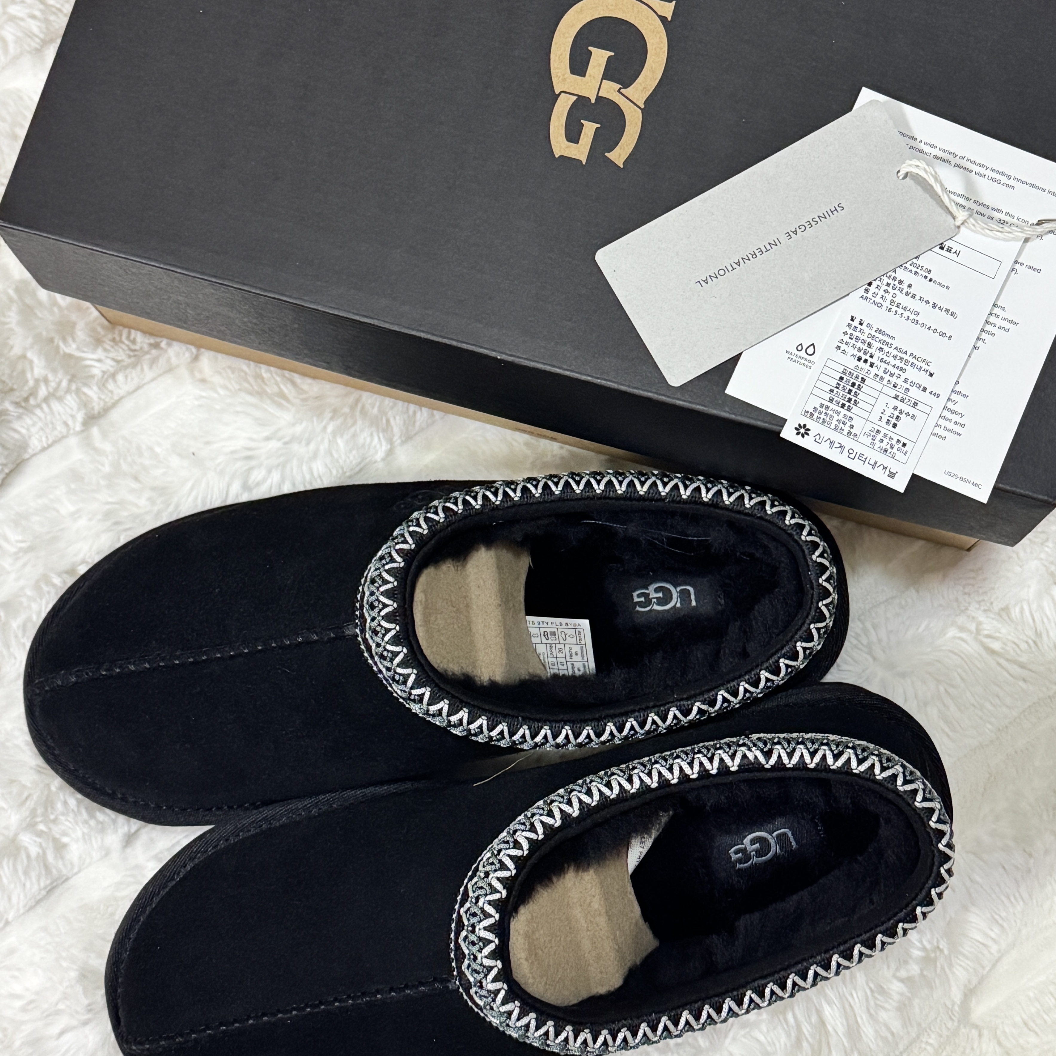UGG Tasman II Slipper Black 착용 스타일