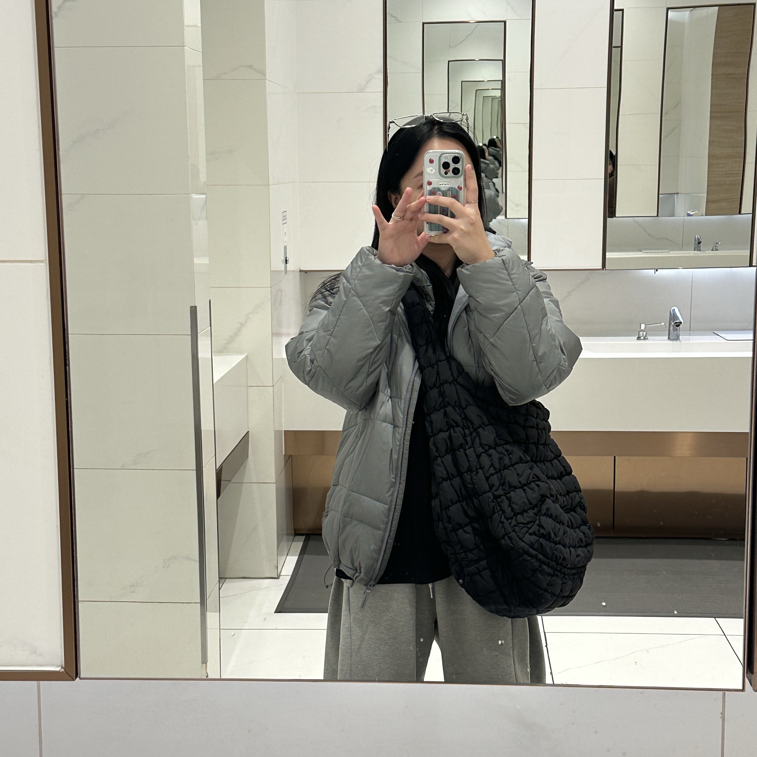 The North Face Wave LT On Jacket Gray, COS Quilted Oversized Shoulder Bag Black 착용 스타일 - 2