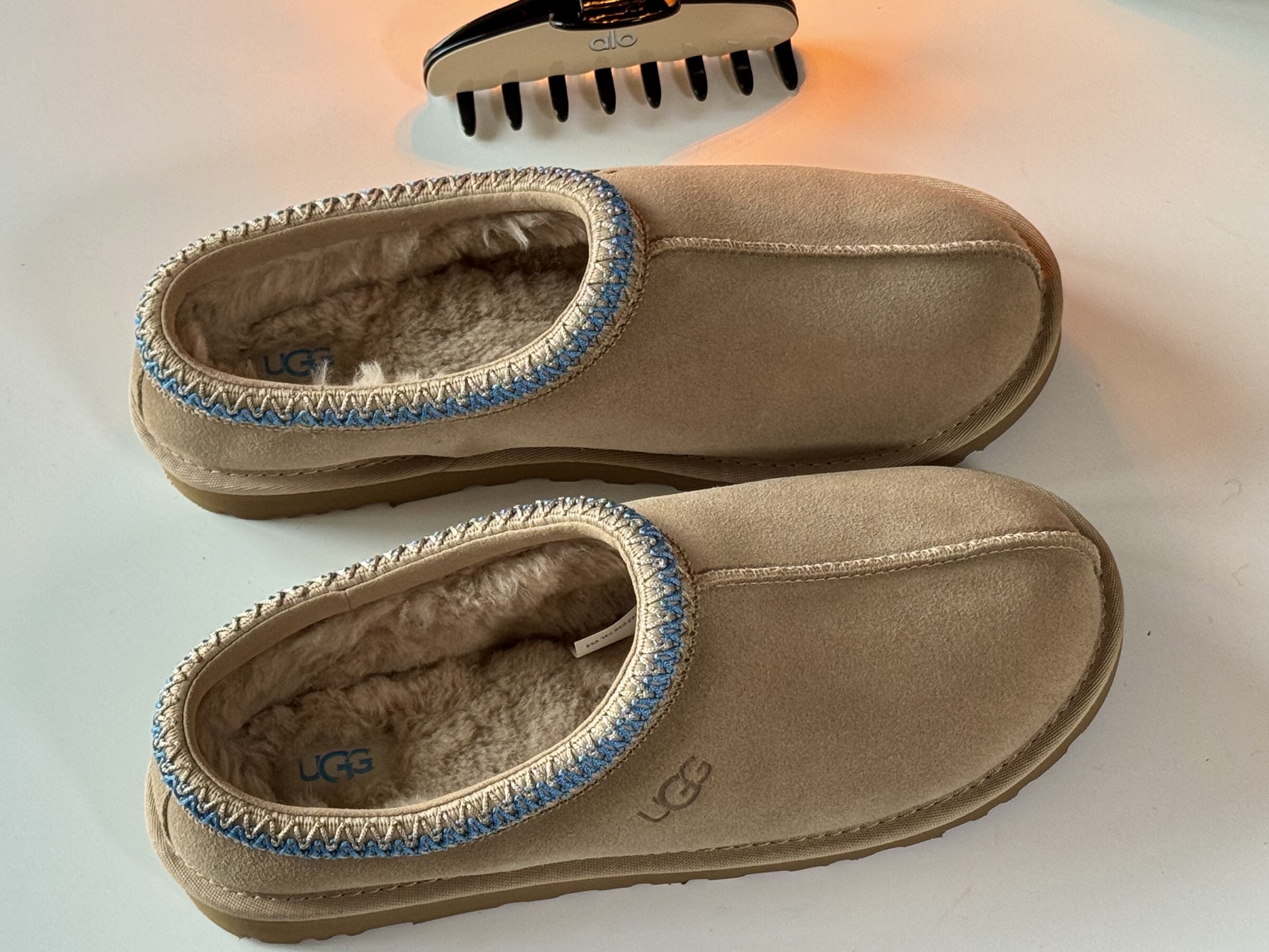 UGG Tasman Slipper Sand Santorini, (W) Alo Yoga Outline Claw Clip Macadamia Black 착용 스타일 - 1