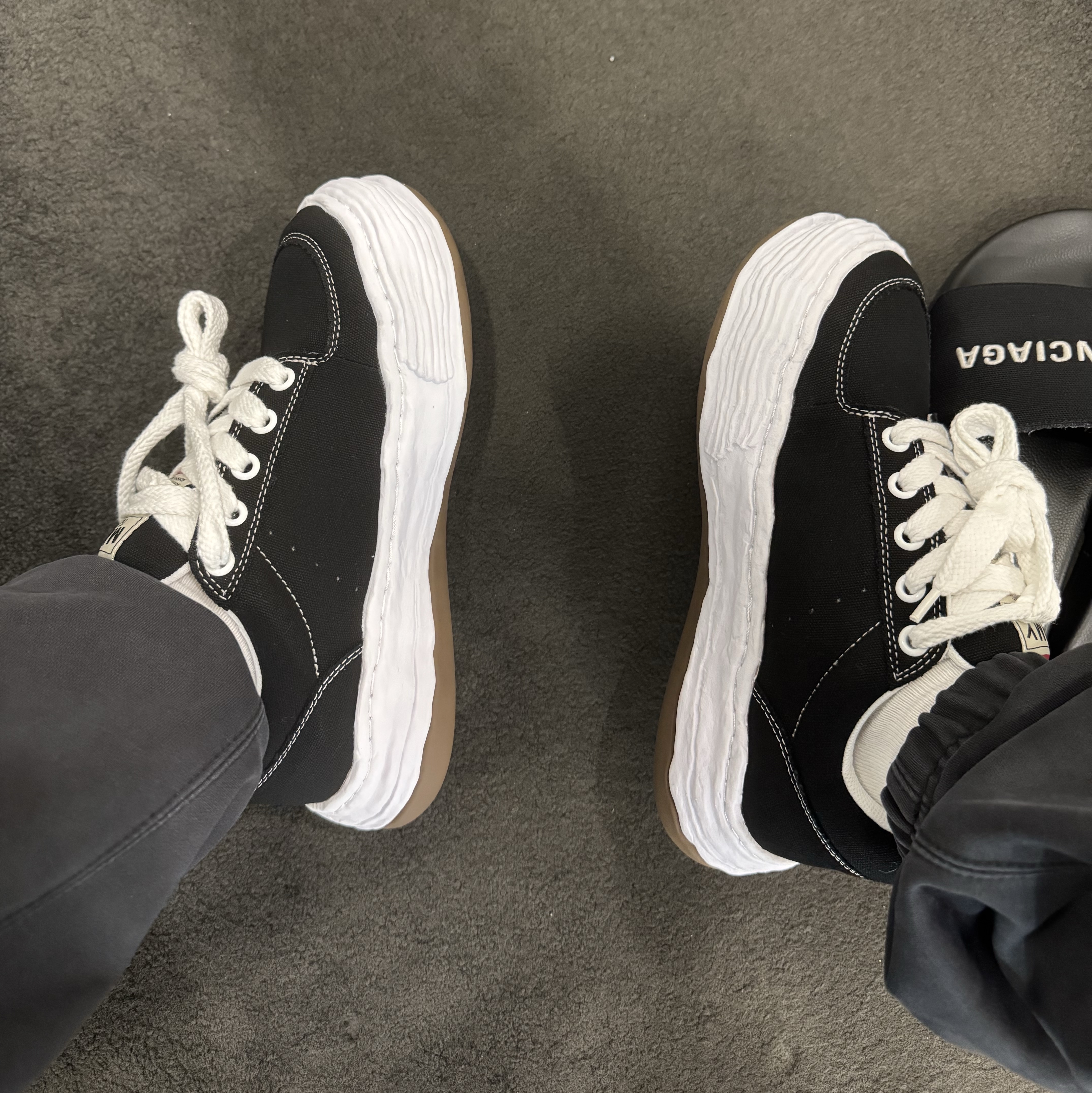Maison Mihara Yasuhiro Oliver OG Sole Canvas Low-top Sneakers Black 착용 스타일 - 3