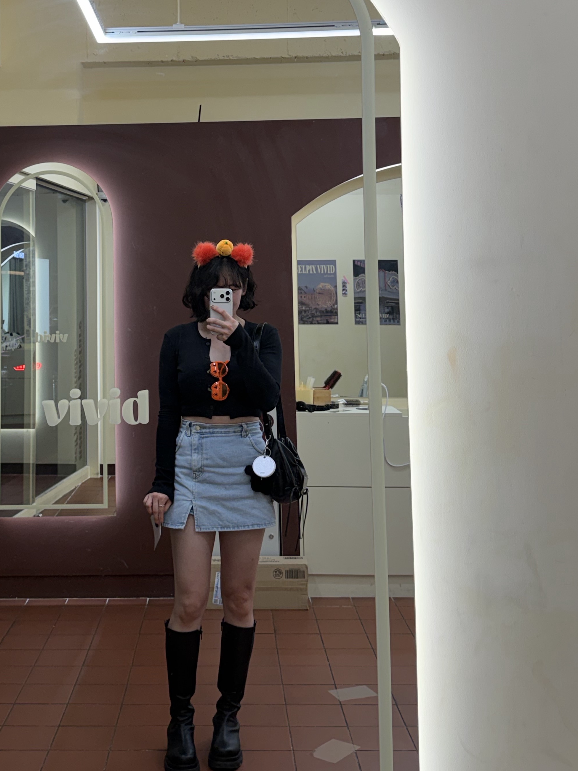 Matin Kim Half Shirring Ribbon Round Bag Black 착용 스타일 - 4