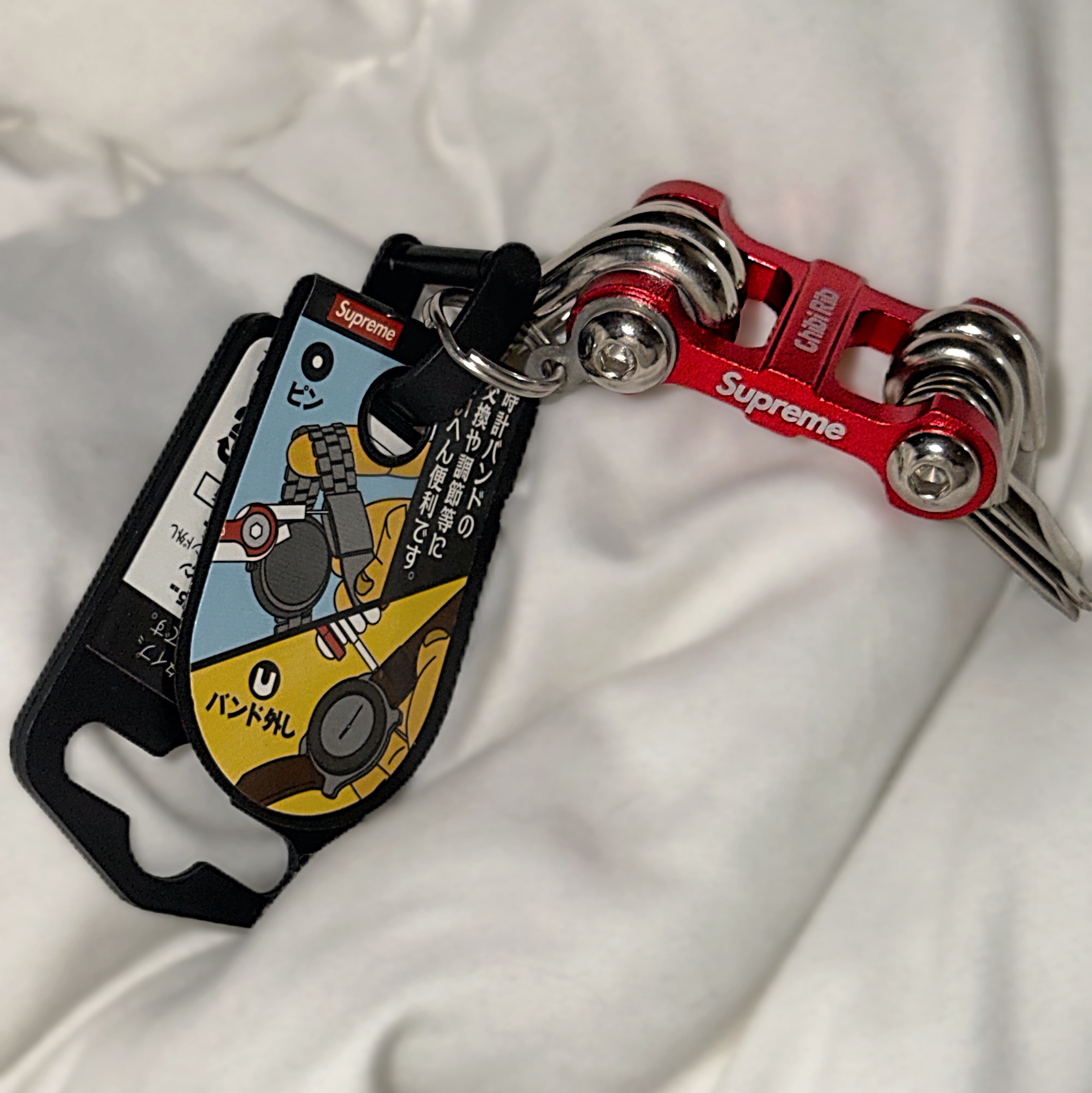 Supreme x Chibi Rib Screwdriver Keychain Red - 25FW 착용 스타일