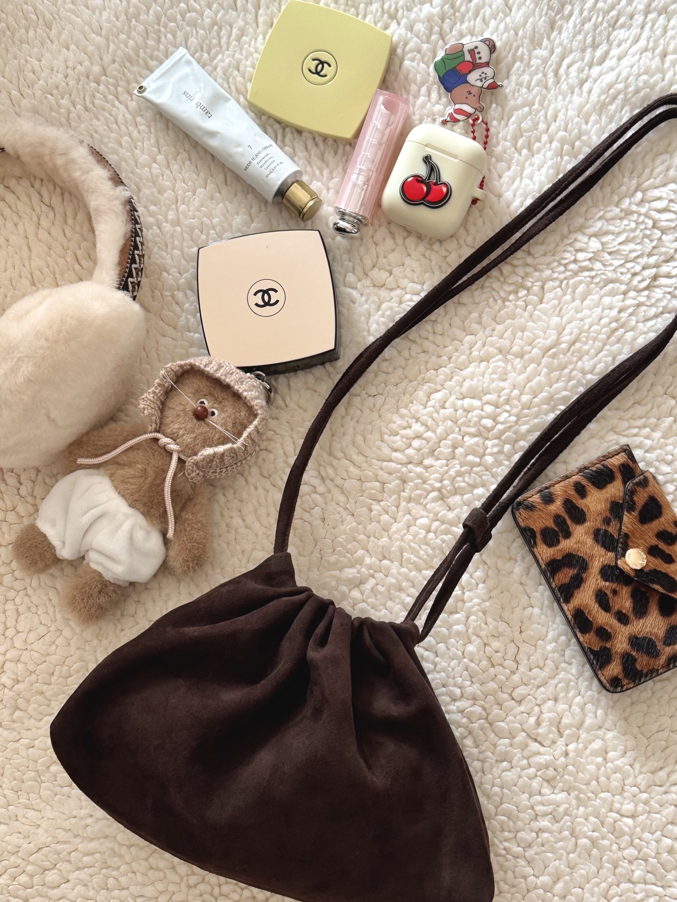 COS Quilted Mini Bag Grey, & Other Stories Nano Satin Bow Bag Black 착용 스타일 - 2