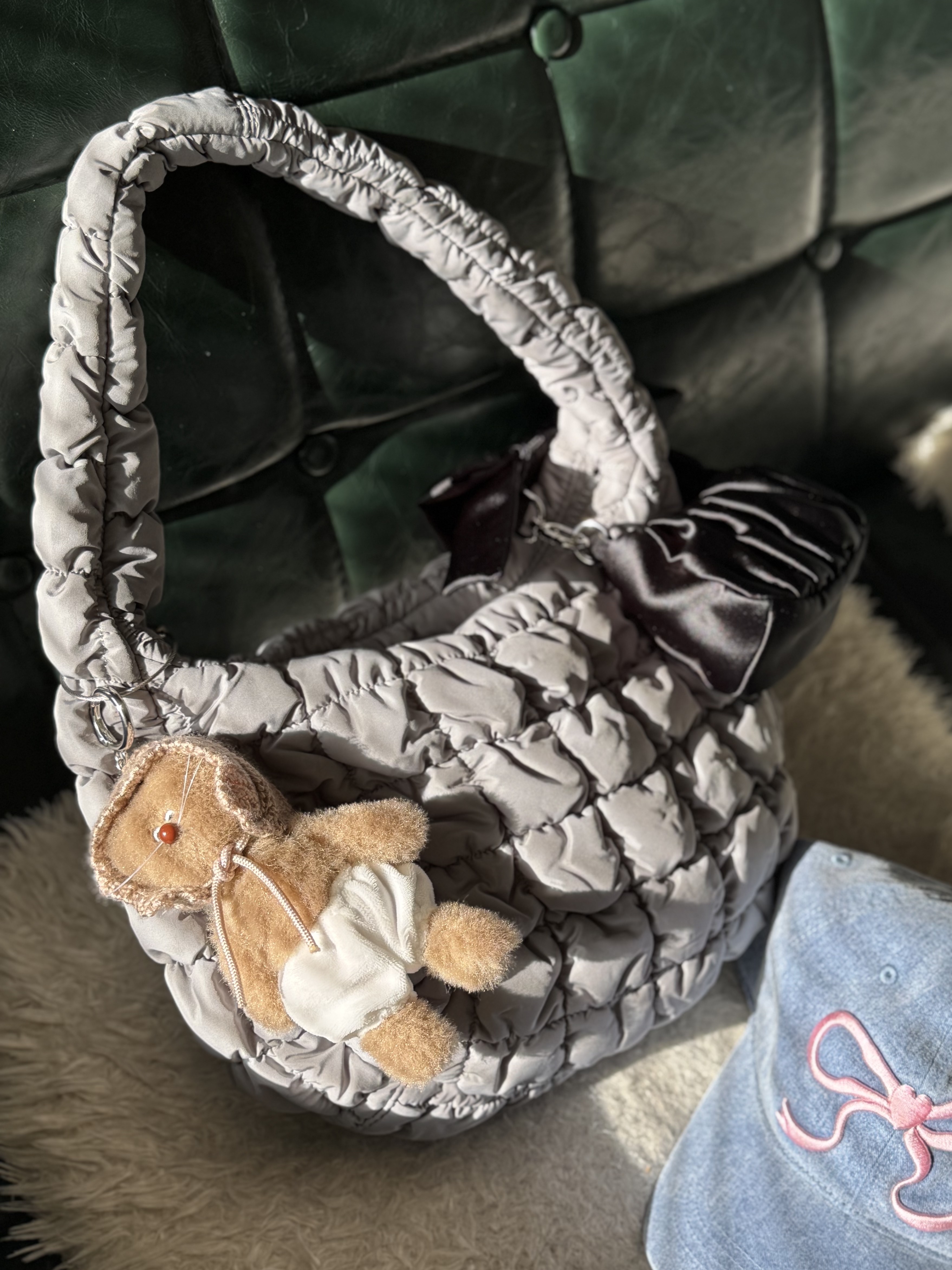 COS Quilted Mini Bag Grey, & Other Stories Nano Satin Bow Bag Black 착용 스타일 - 1