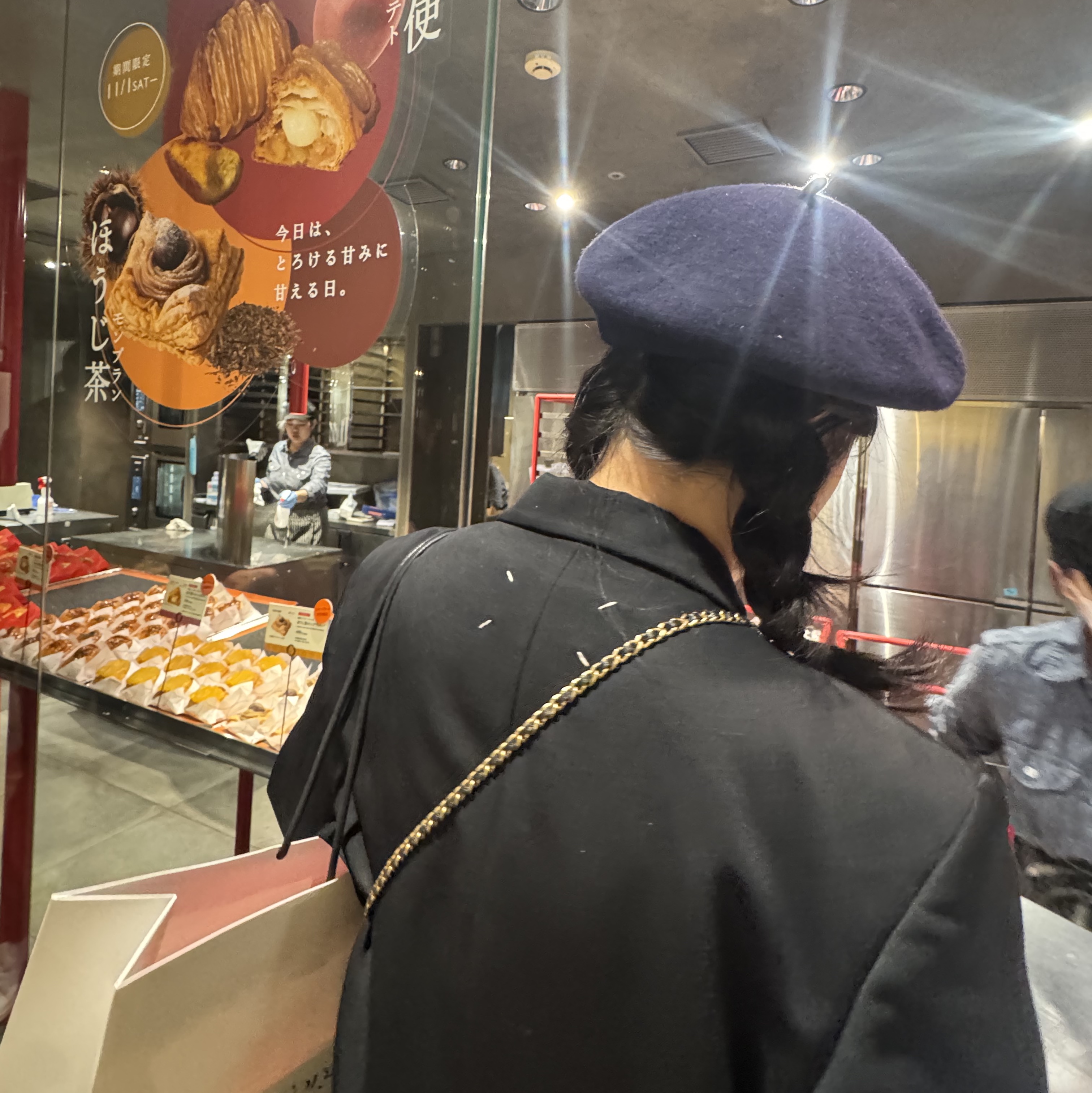 Maison Margiela Heavy Wool Beret Navy, Chanel Small Vanity With Chain Lambskin & Gold Black (Inside Mirror) 착용 스타일 - 2