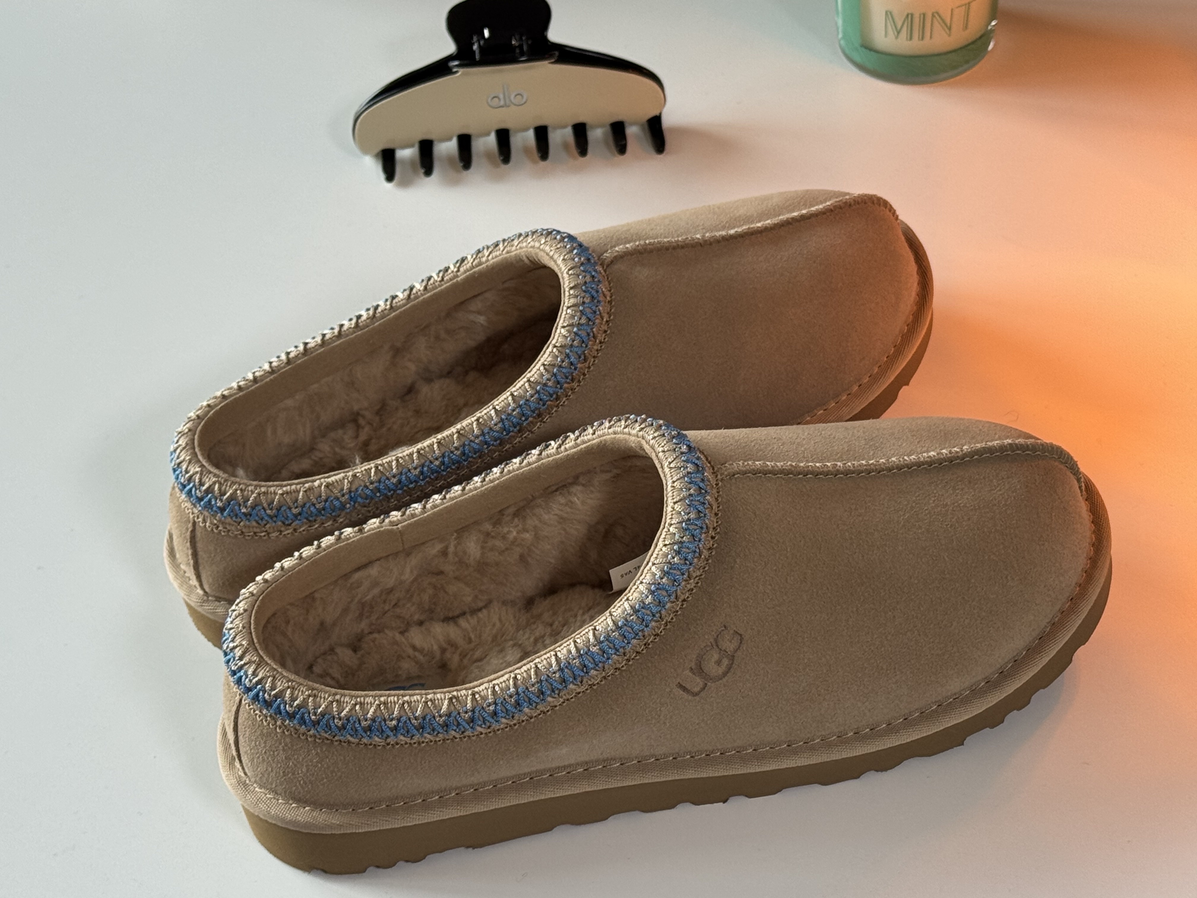 UGG Tasman Slipper Sand Santorini, (W) Alo Yoga Outline Claw Clip Macadamia Black 착용 스타일 - 3