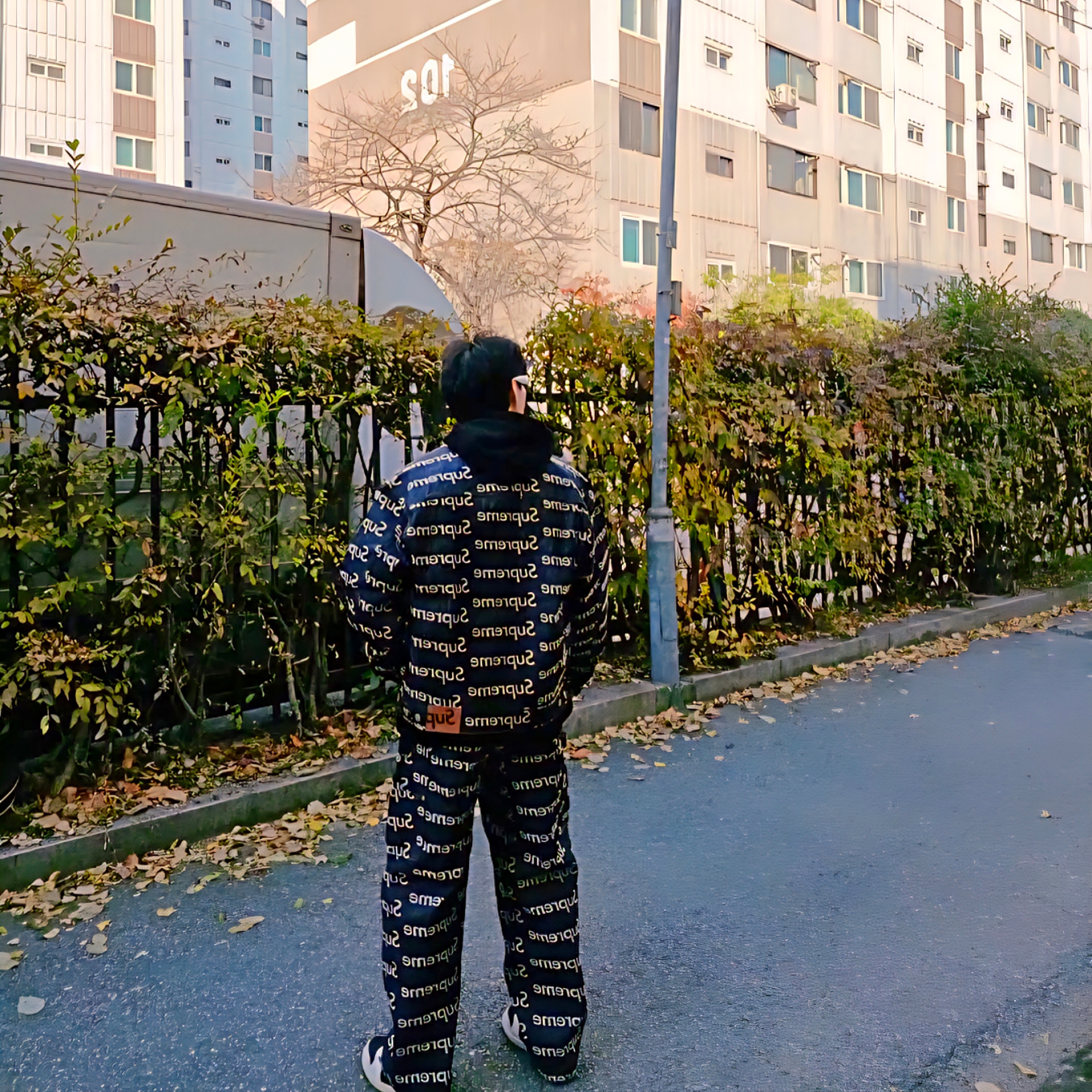 Supreme Jacquard Logos Denim Trucker Jacket Rigid Indigo - 25FW, Supreme Jacquard Logos Double Knee Denim Painter Jean Rigid Indigo - 25FW 착용 스타일 - 1