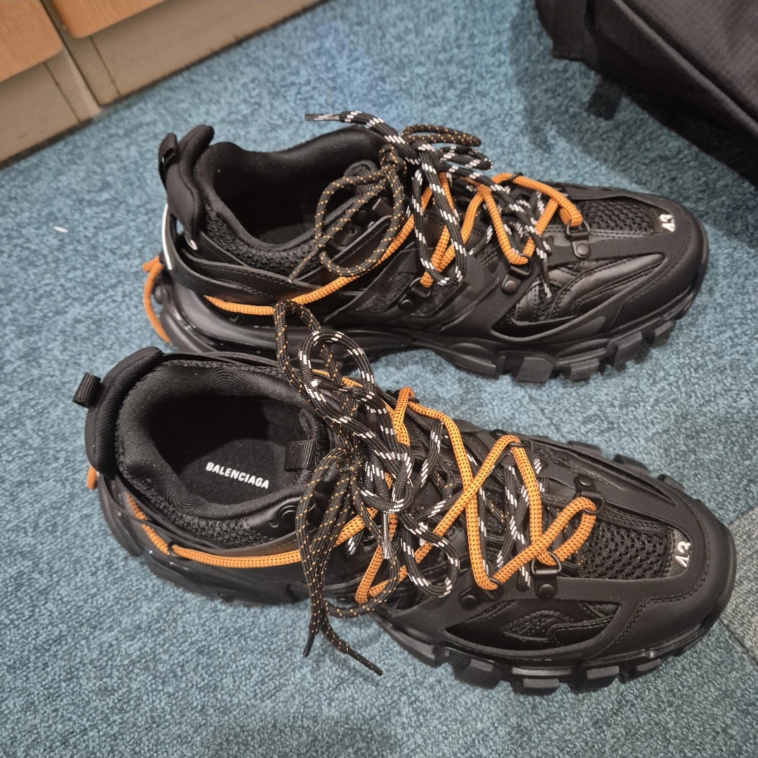 Balenciaga Track Trail Lace Sneakers Black Orange 착용 스타일 - 2