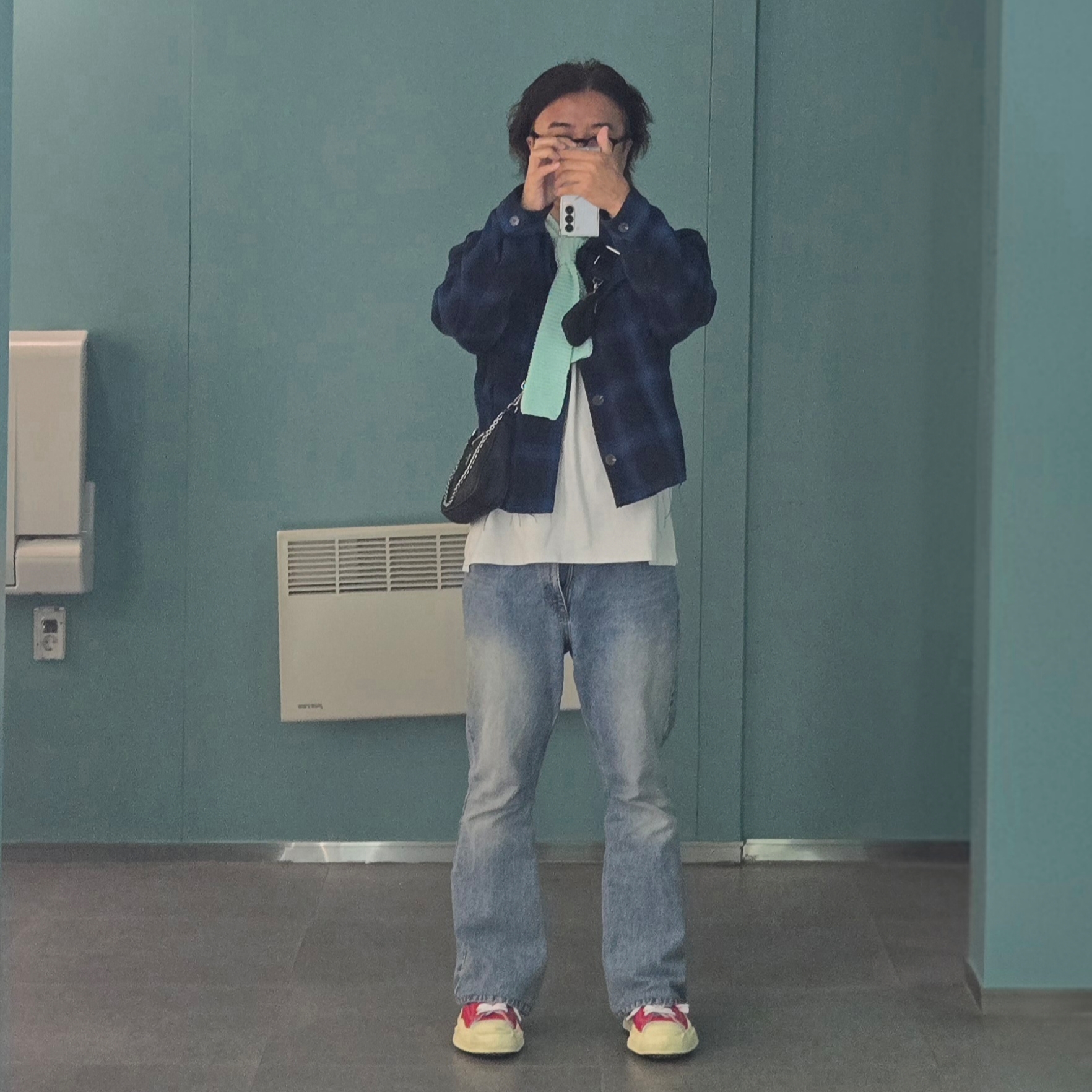 Maison Mihara Yasuhiro Hank OG Sole Canvas Low-top Sneakers Red, Prada Re-Edition 2005 Re-Nylon Shoulder Bag Black 착용 스타일