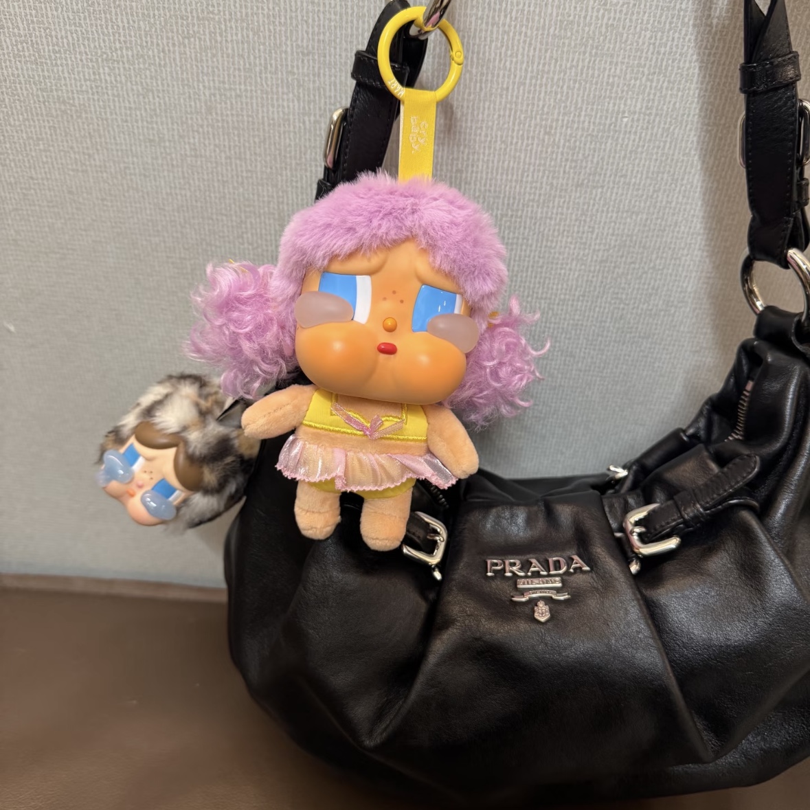 Pop Mart Crybaby Vacation Mode On Series Vinyl Plush Pendant Let's Surf (Opened Case) 착용 스타일